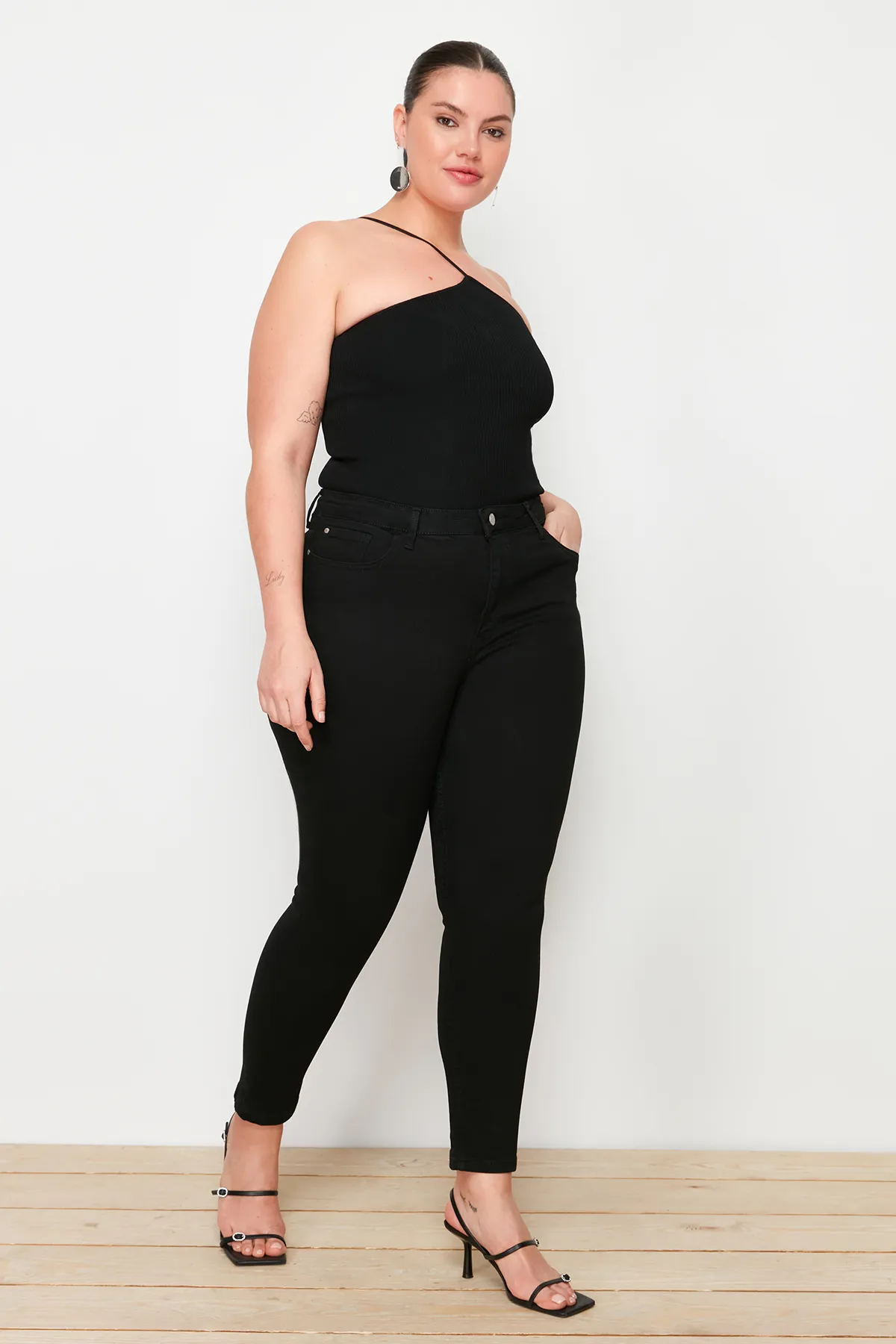 Trendyol Curve  Schwarze Skinny Jeans mit hoher Taille TBBAW23CJ00012
