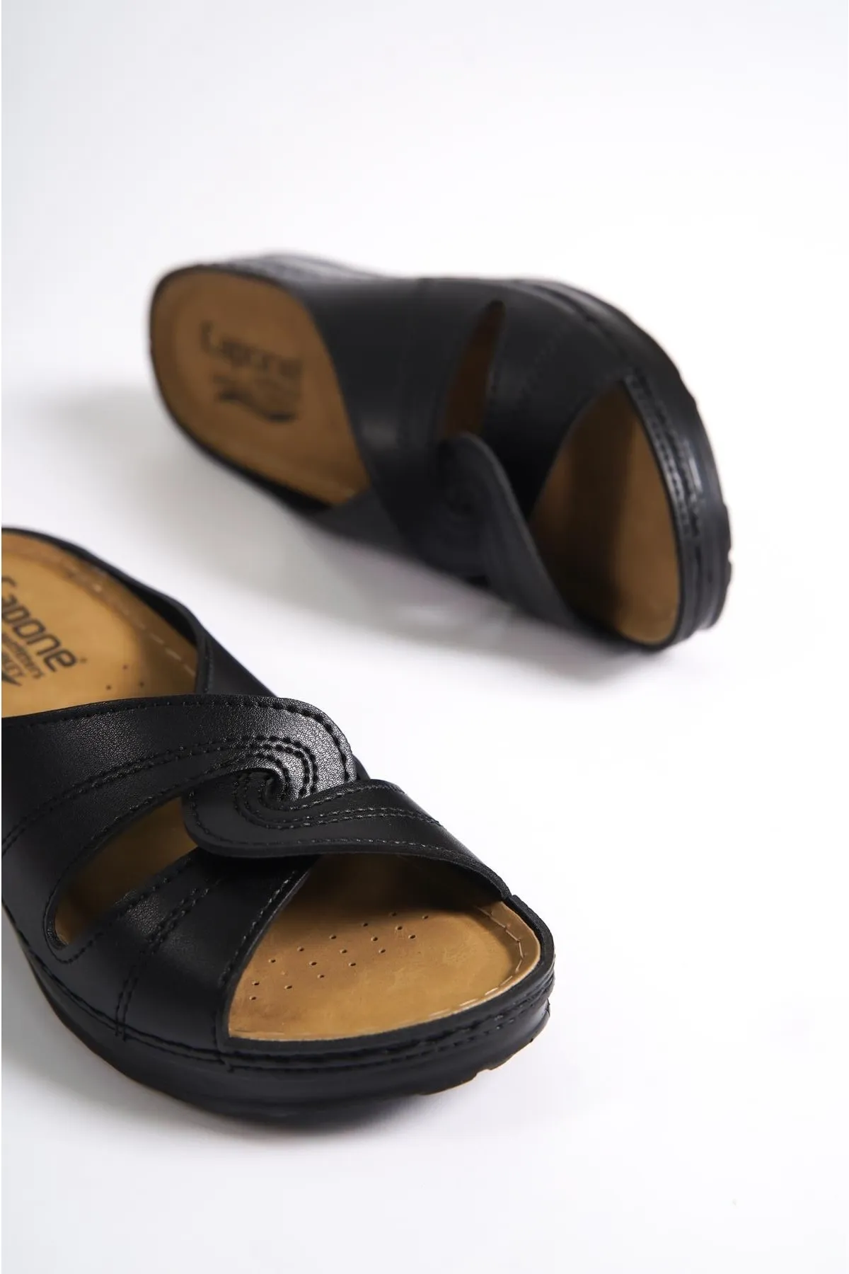 Capone Outfitters  Anatomisch weiche, bequeme Mutterhausschuhe mit Keilabsatz