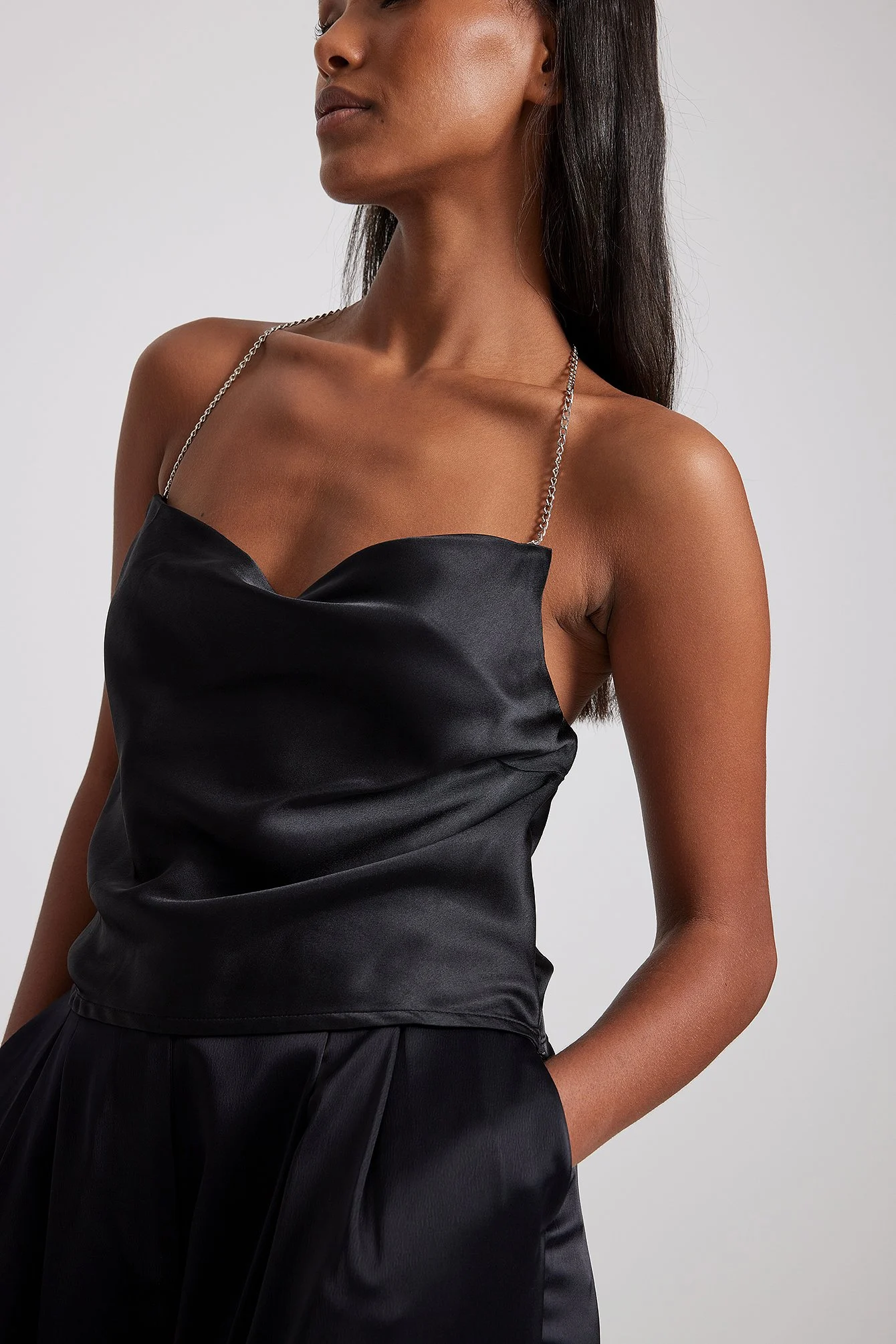 Top mit Wasserfallfront und Kettendetail