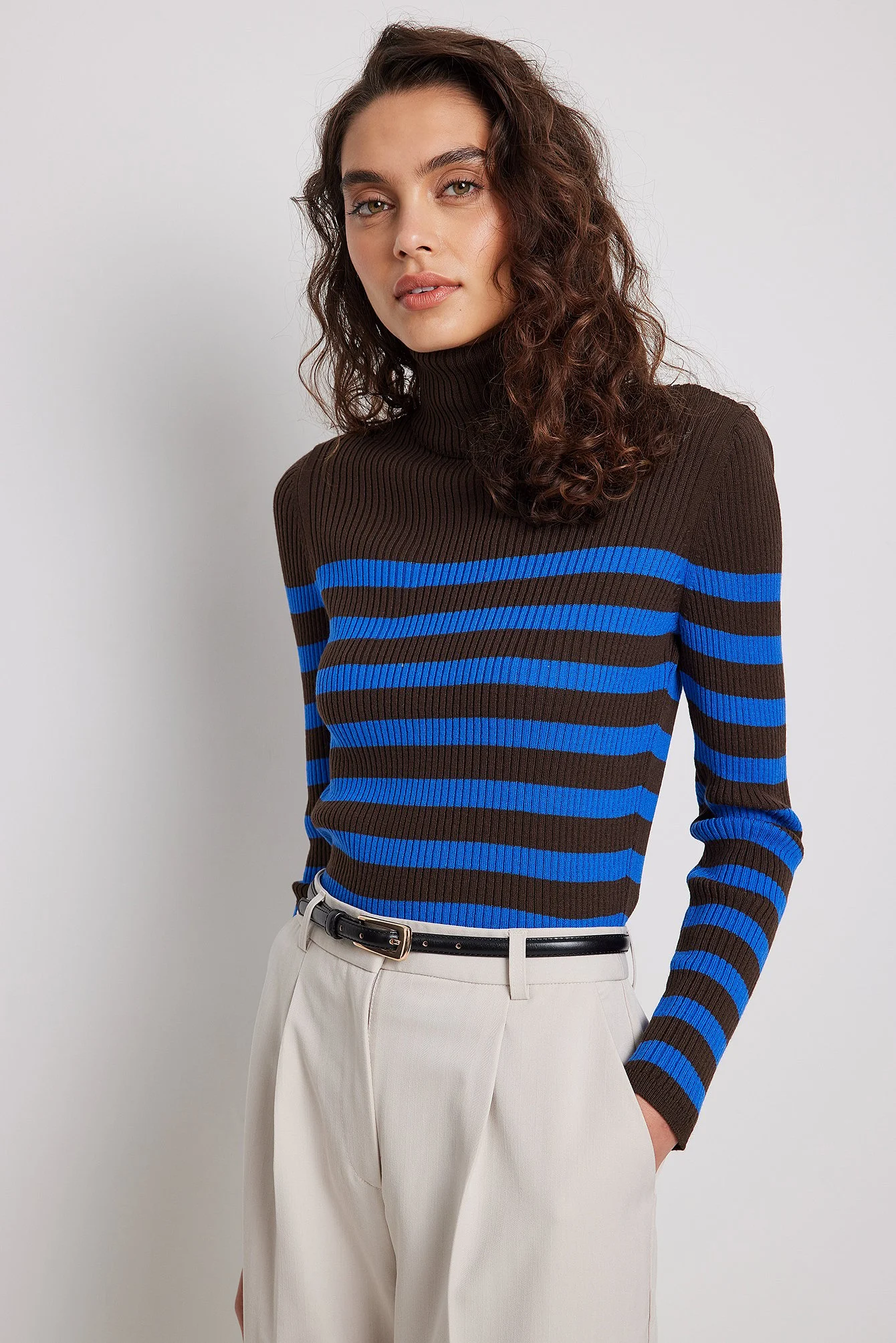 Gestreifter Strickpullover mit Rollkragen