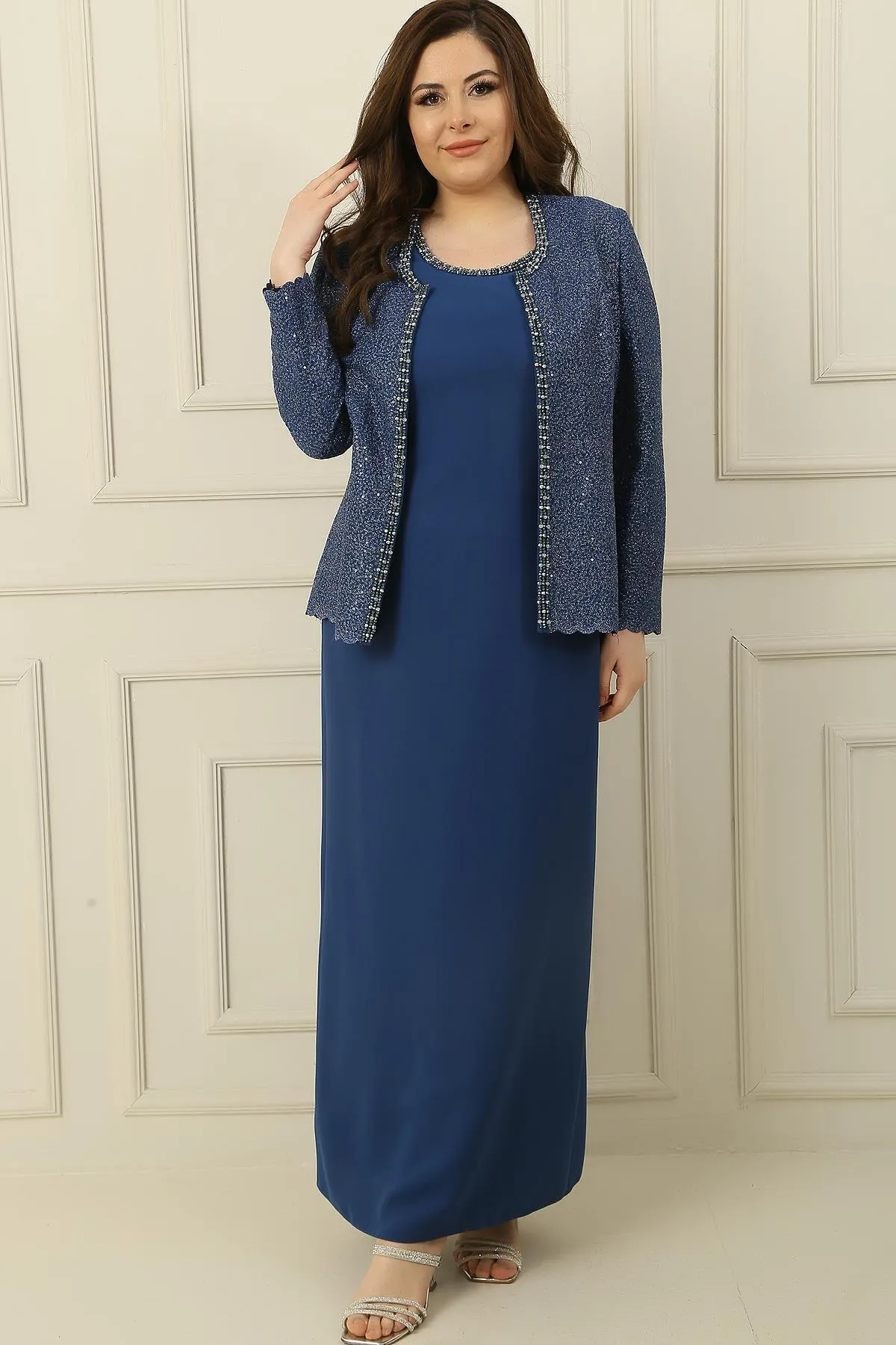 By Saygı  2-teiliges Set mit Kragen, Steinfutter, langem Kreppkleid und Paillettenjacke in Übergröße
