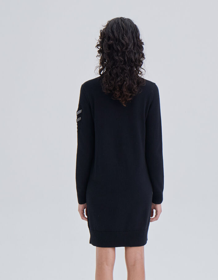 Robe noire maille tricot col cheminée détails bijoux épaule