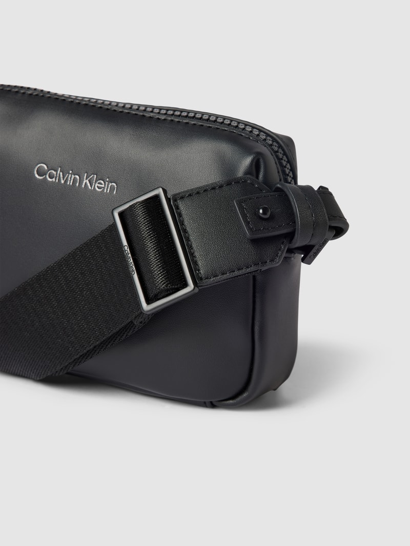 Umhängetasche mit Label-Details Modell 'CAMERA' in schwarz