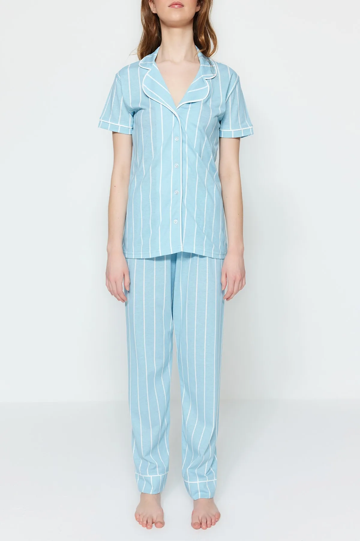 Trendyol Collection  Hellblaues Pyjama-Set aus gestrickter Baumwolle mit gestreiften Paspeln und detailliertem Schlafband THMSS21PT1225