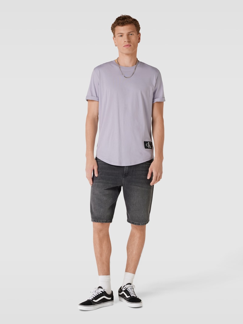 T-Shirt aus Baumwolle mit Label-Detail Modell 'BADGE' in lavendel