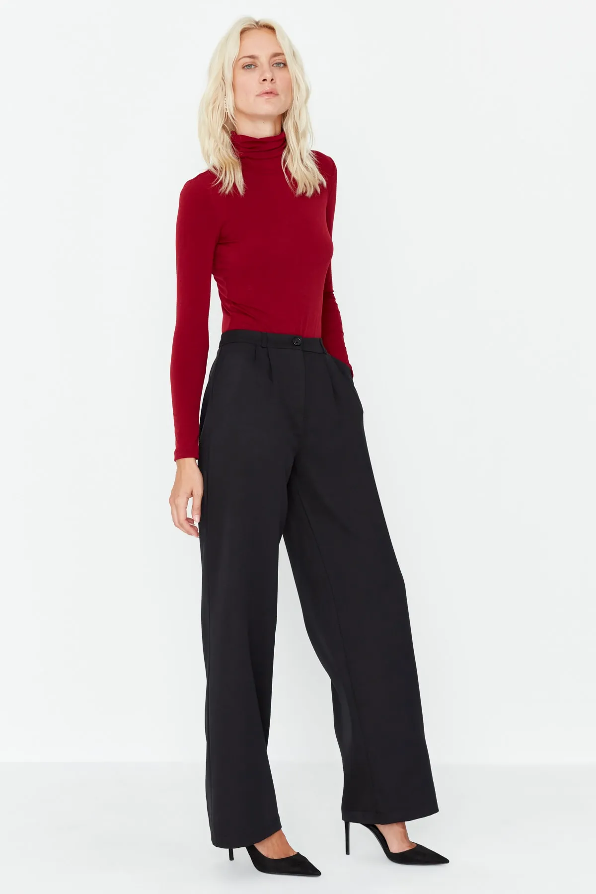 Trendyol Collection  Schwarze plissierte Webhose mit weitem Bein TWOAW22PL0475