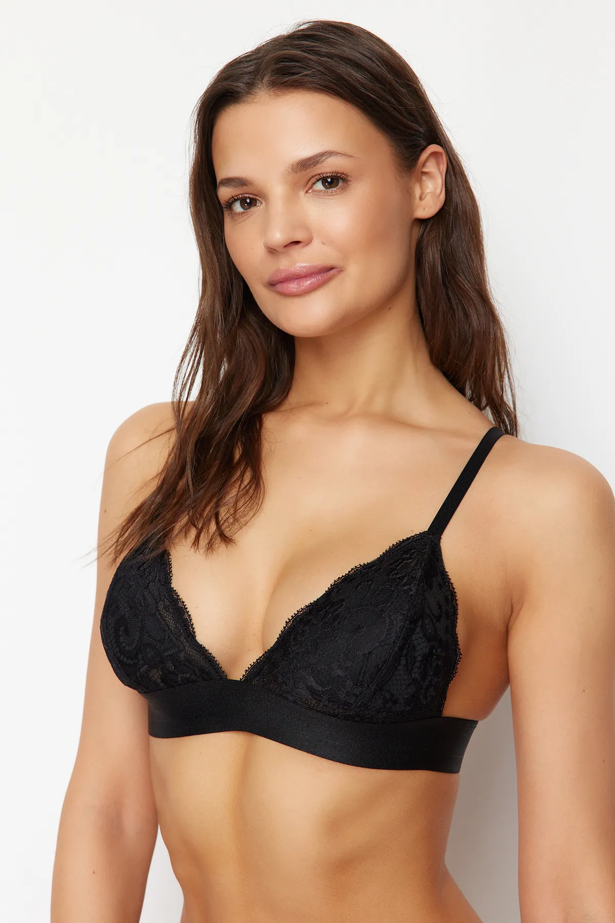 Trendyol Collection  Schwarzer, kappenloser Triangel-Strick-BH mit Schnürriemen aus Spitze THMSS24SU00056