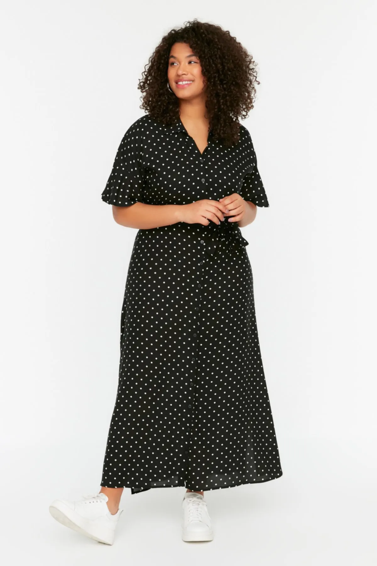 Trendyol Curve  Schwarzes gewebtes Kleid mit Polka Dot-Gürtel TBBSS22EL1596