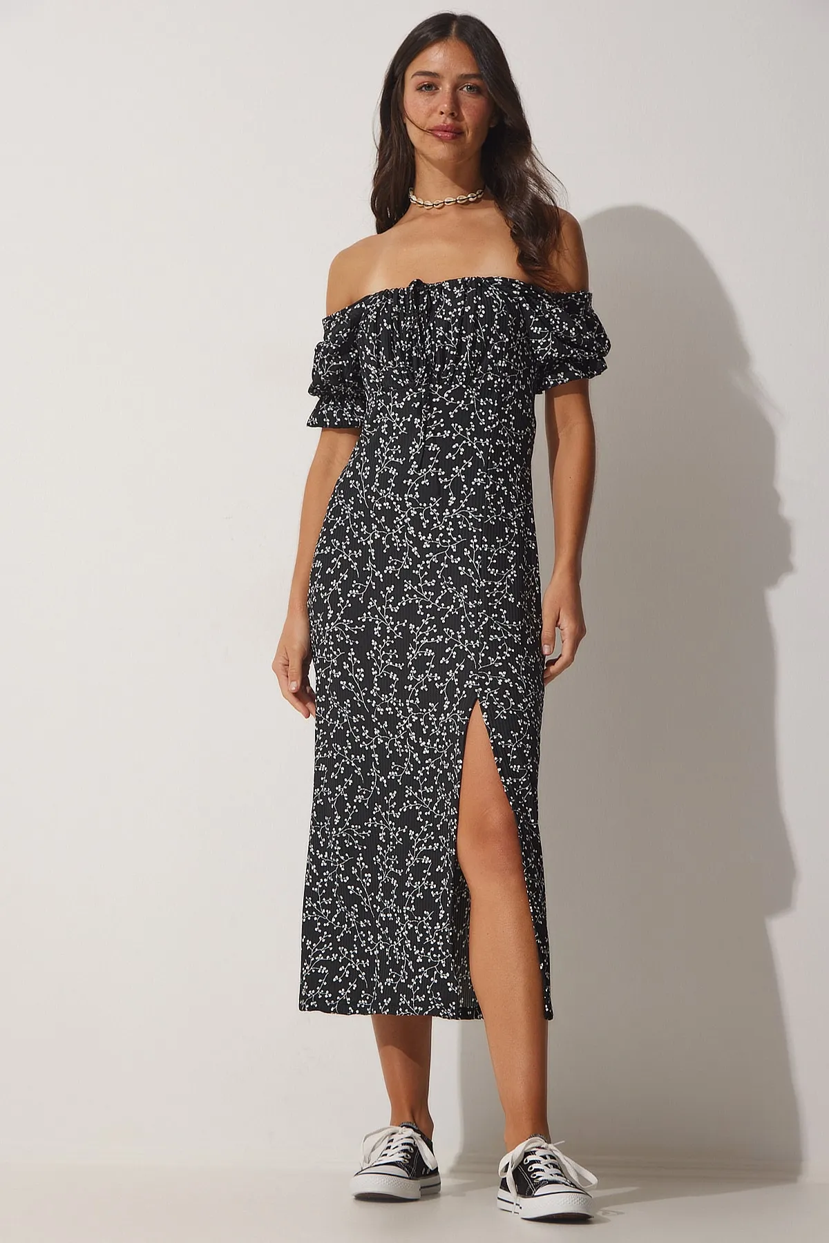 Happiness İstanbul  Schwarzes gerafftes Sommer-Strickkleid mit Blumenmuster für Damen MC00188