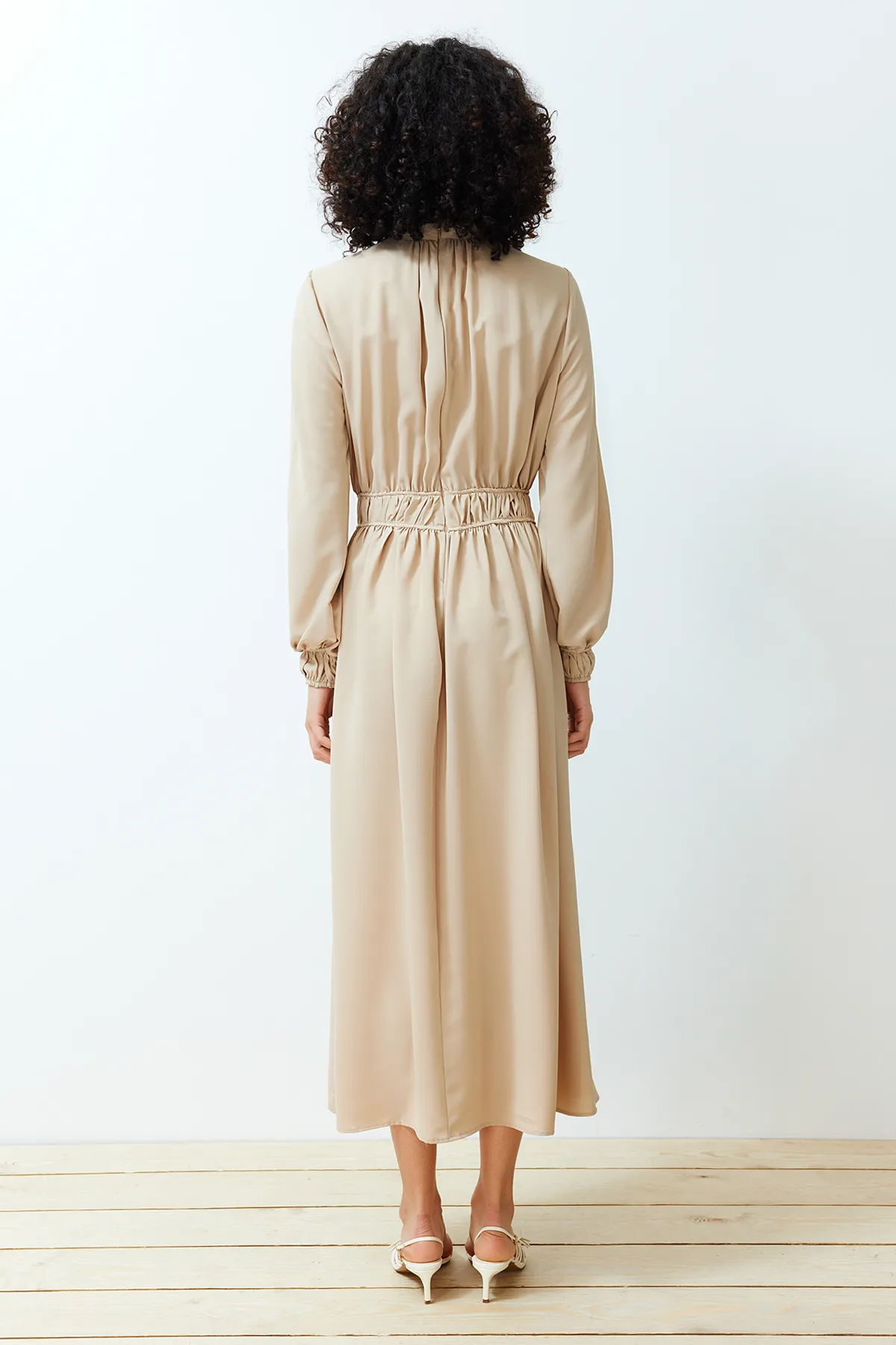 Trendyol Modest  Beigefarbenes, detailliertes, gewebtes Kleid mit Stehkragen, Taille und Ärmeln TCTSS24EB00083