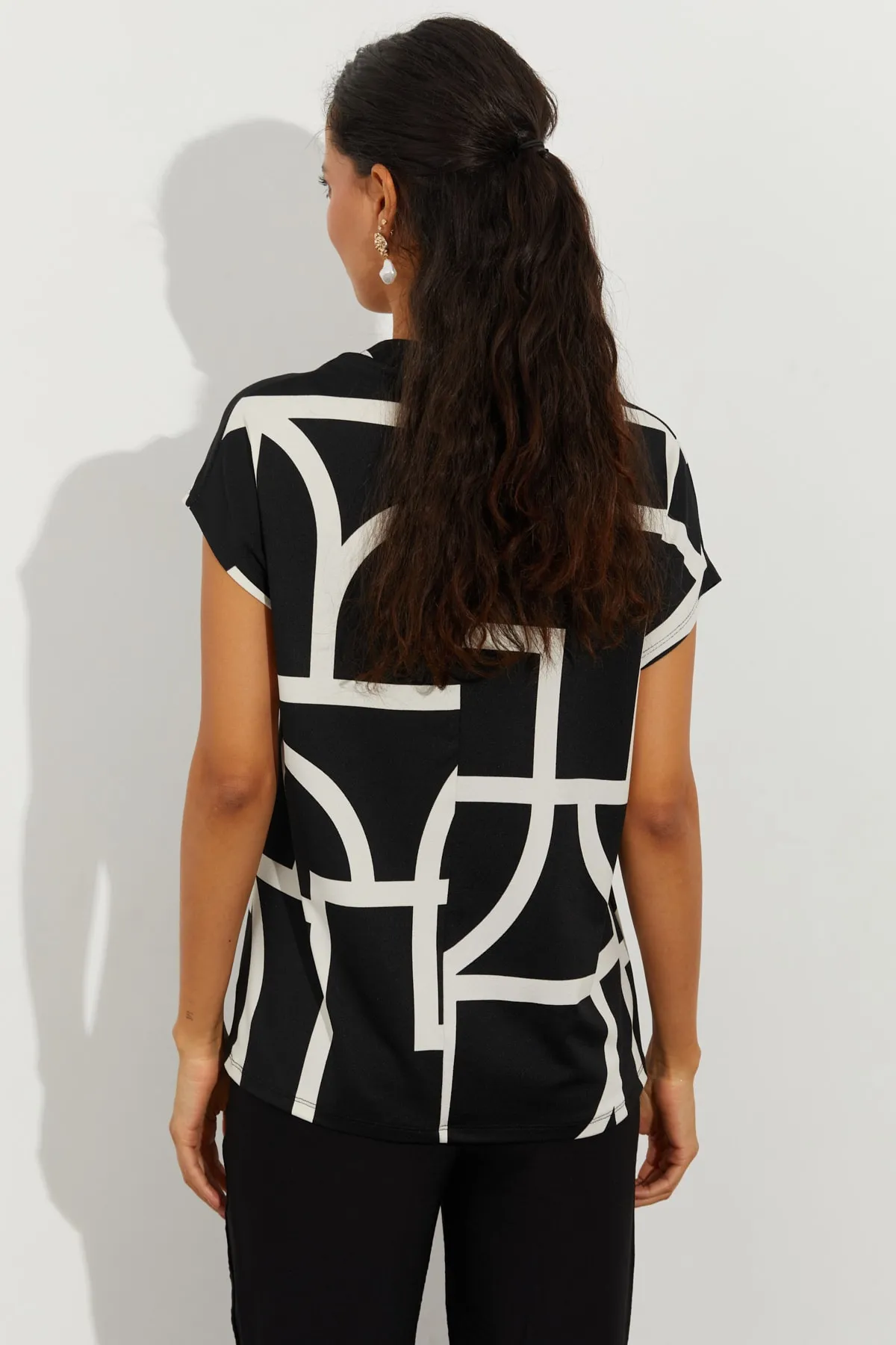 Cool & Sexy  Schwarz gemusterte Damenbluse mit V-Ausschnitt LPP1217
