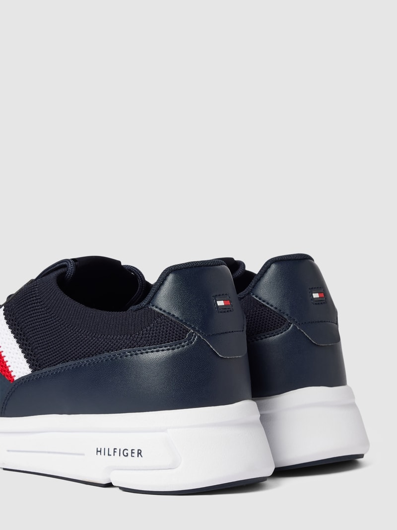 Sneaker mit Label-Details in marineblau