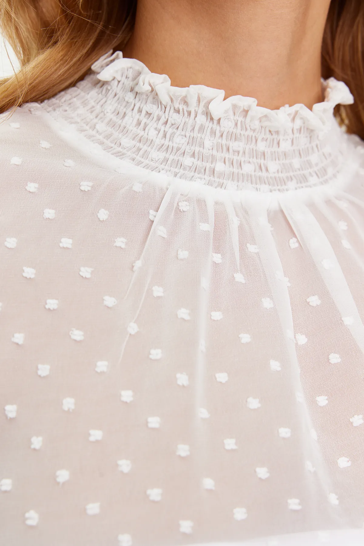 Trendyol Collection  Ecrufarbene Chiffon-Webbluse mit hohem Kragen und Bommel TWOSS24BZ00006