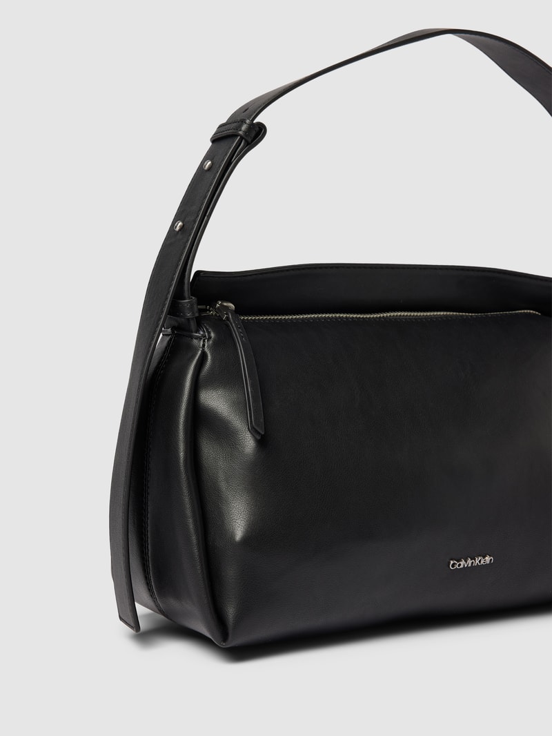 Pochette mit Label-Detail in schwarz