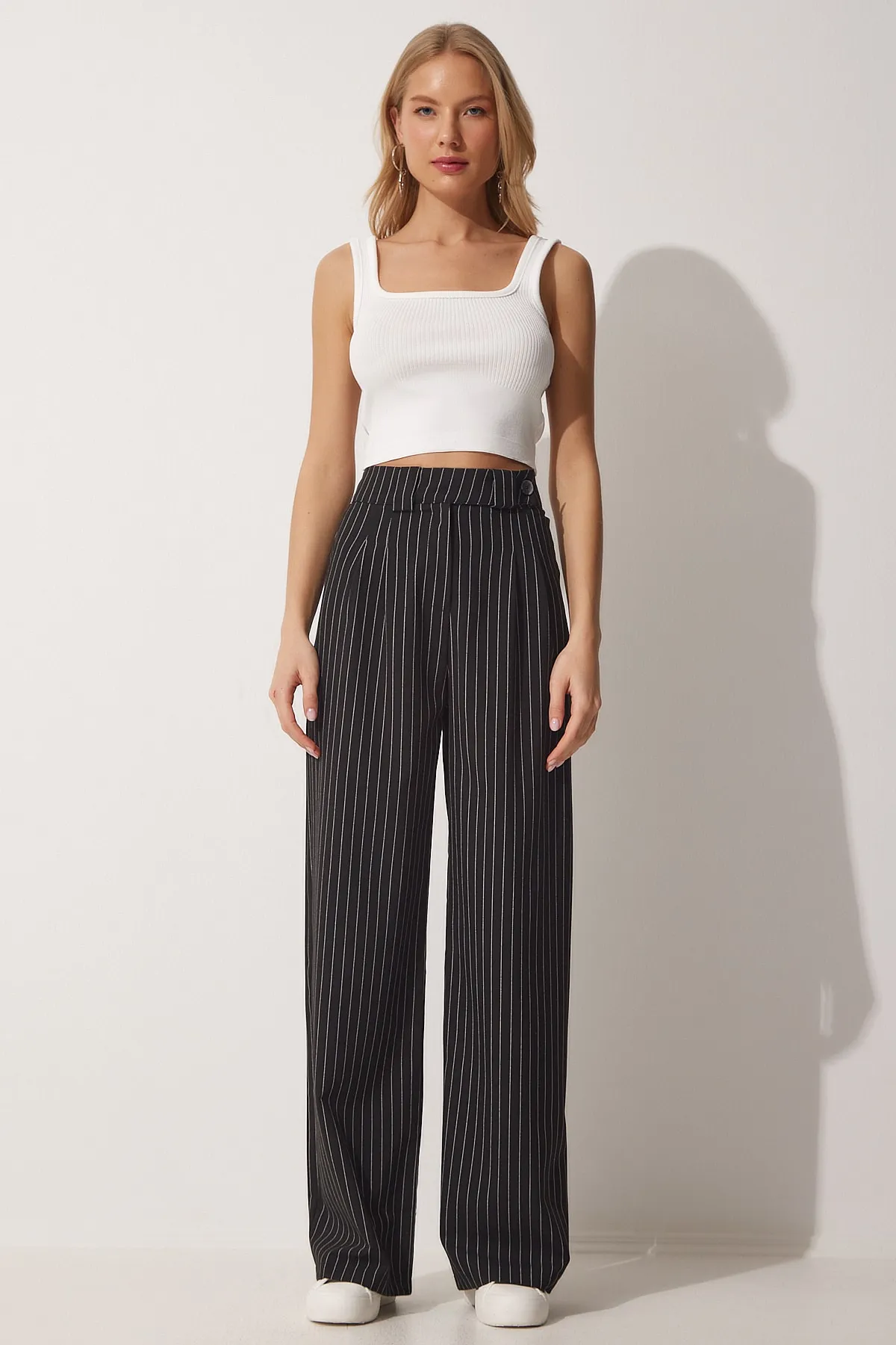 Happiness İstanbul  Schwarze, plissierte Hose mit weitem Bein für Damen GK00008