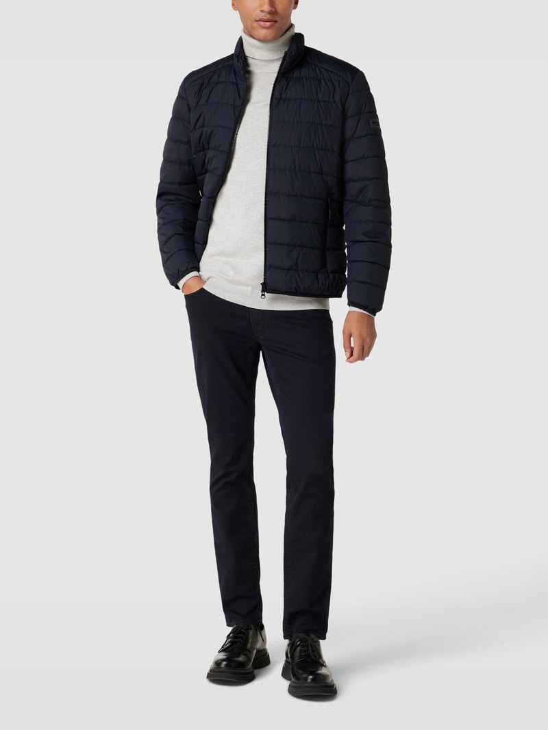 Steppjacke mit Label-Patch in marineblau