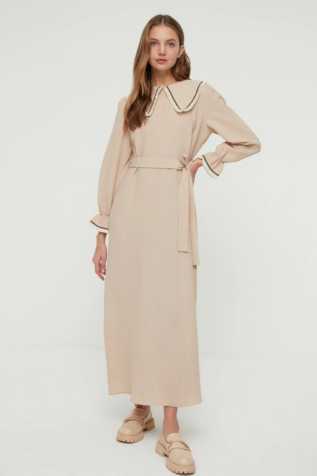 Trendyol Modest  Beiges gestreiftes Babykleid aus gewebter Baumwolle mit Kragen und Gürtel TCTSS22EB0014