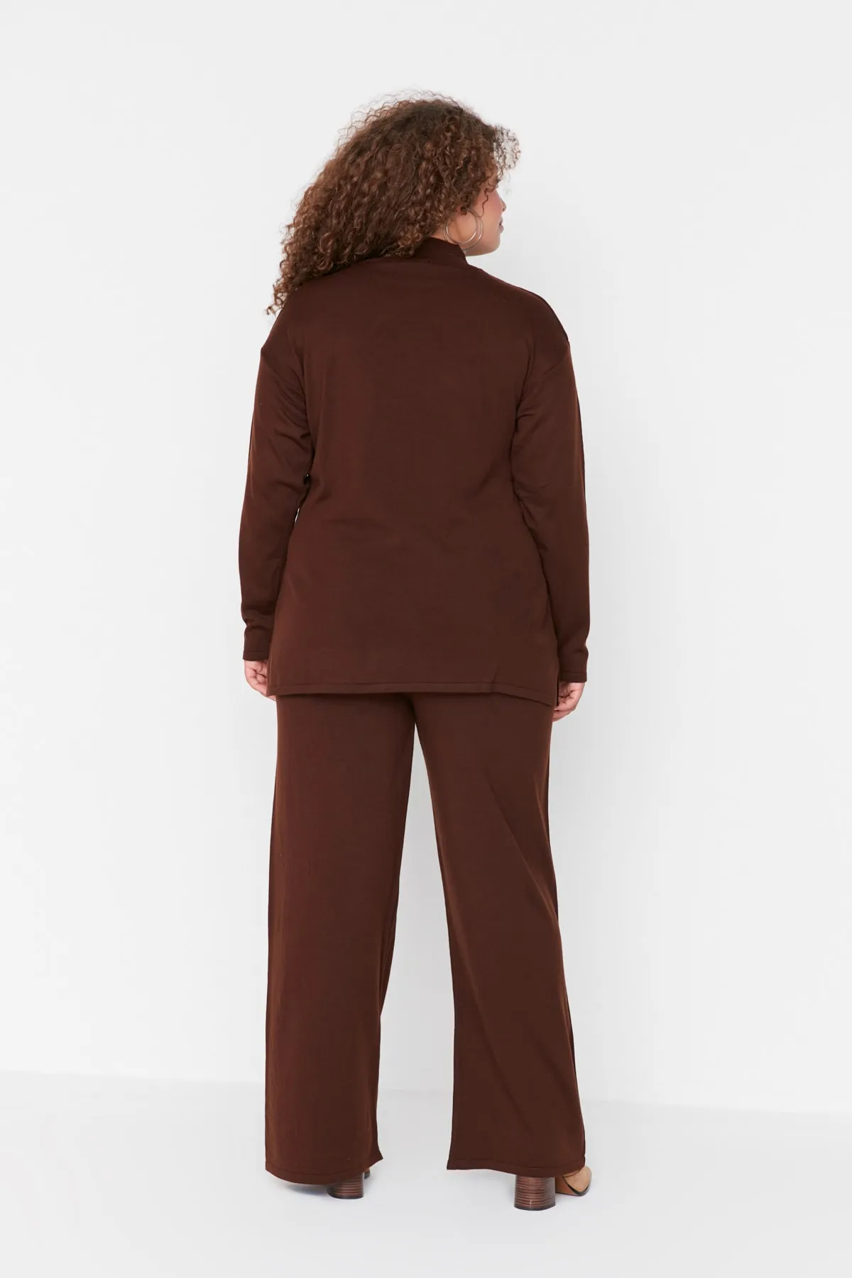 Trendyol Curve  Braunes, detailliertes Strickober- und -unterteil-Set mit Cut-Outs