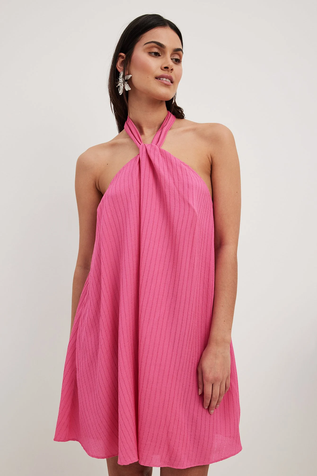 Strukturiertes Minikleid mit Neckholder
