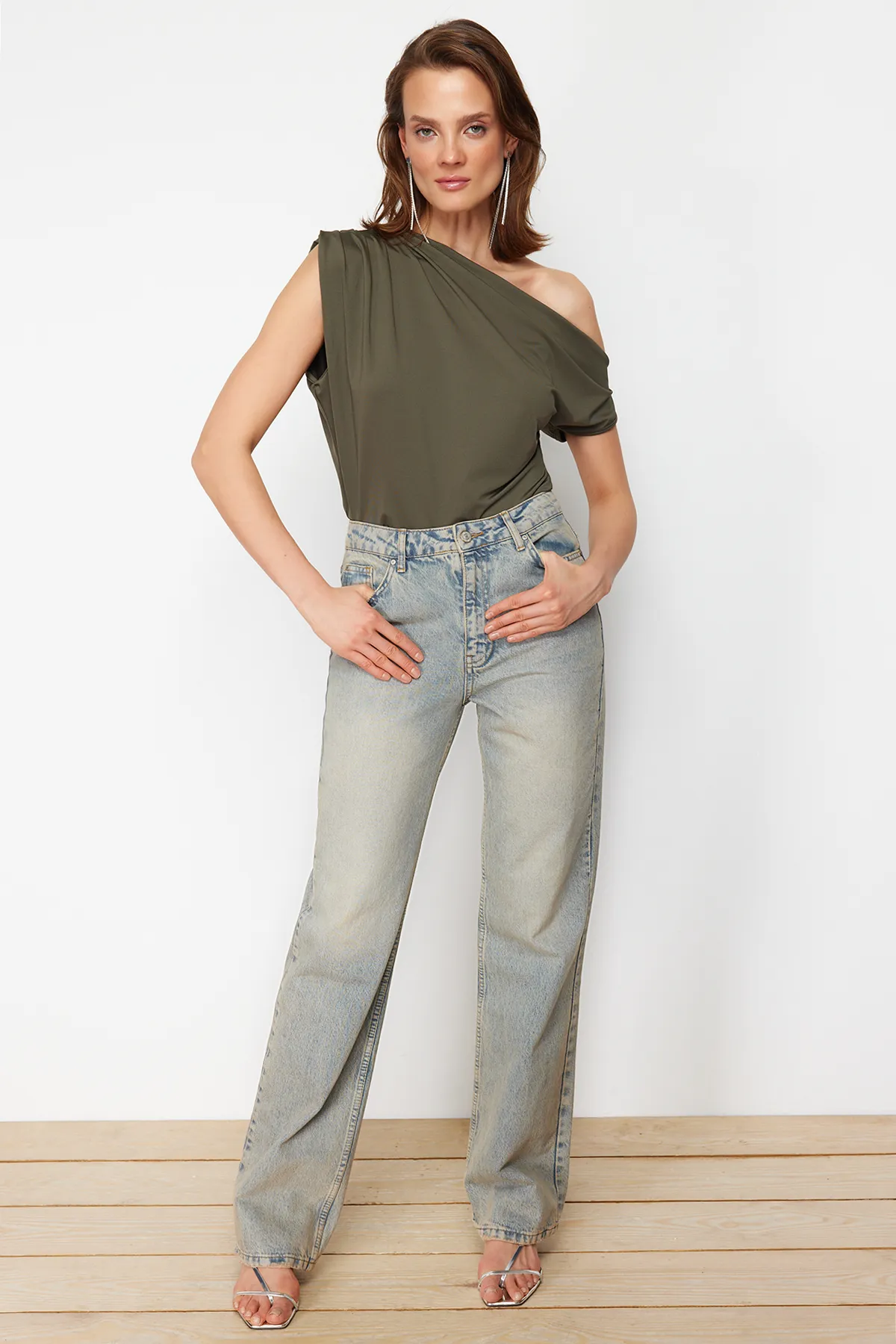 Trendyol Collection  Khakifarbene, ärmellose Stretch-Strickbluse mit asymmetrischem Kragen und normaler Passform TWOSS24BZ00396