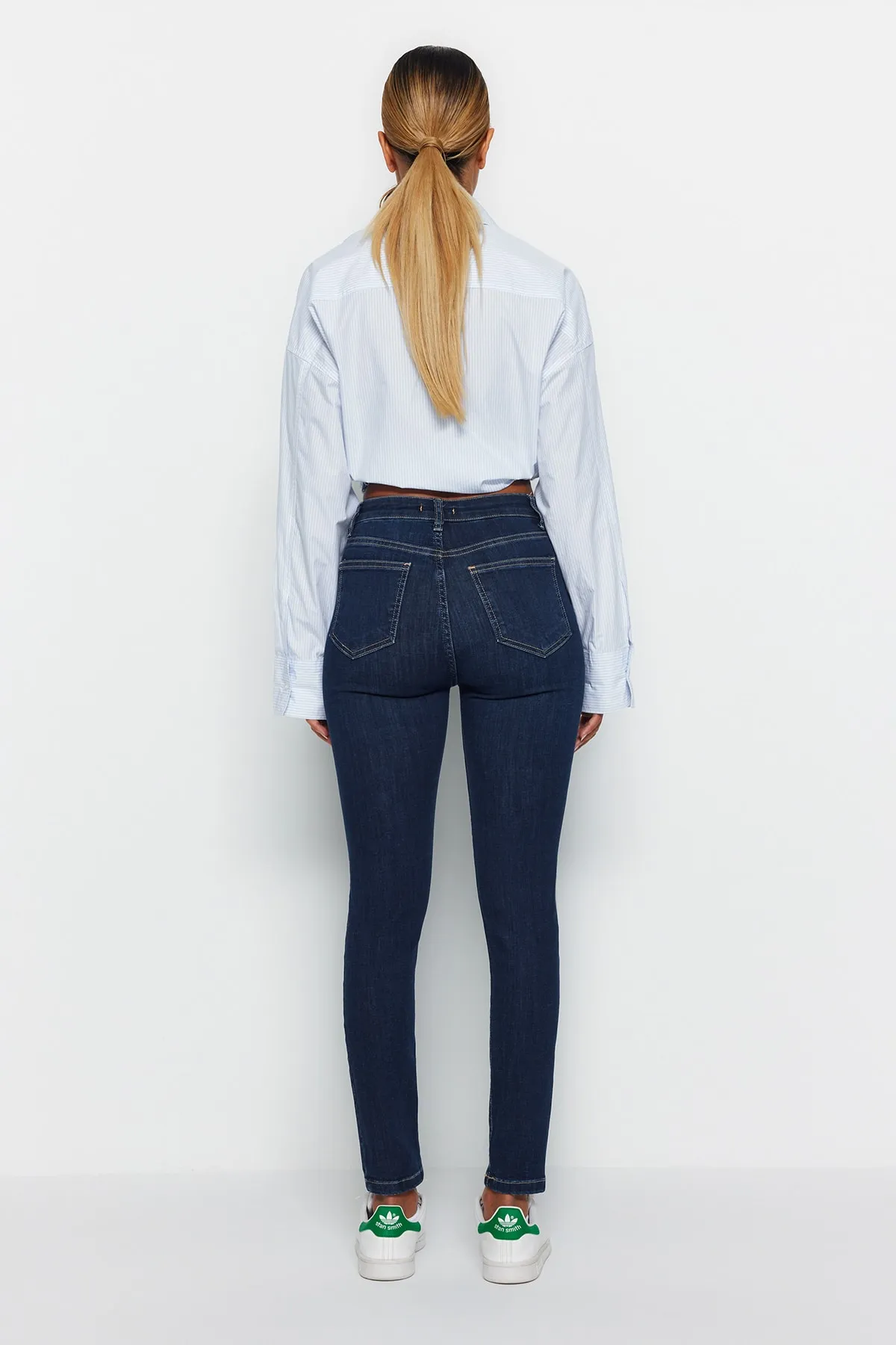 Trendyol Collection  Dunkelblaue High Waist Skinny Jeans mit Shaping-Effekt TWOAW24JE00070