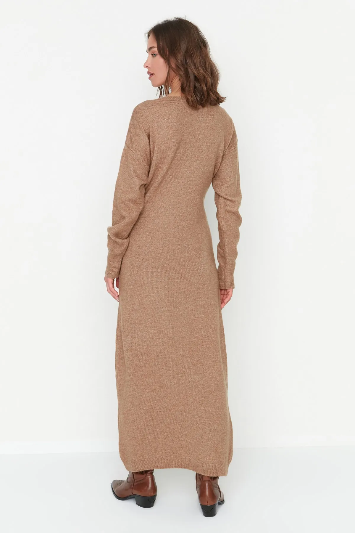 Trendyol Collection  Kamelfarbenes Maxi-Strickkleid mit zweireihigem Kragen und Krawatte, Detailliert TWOAW21EL0260