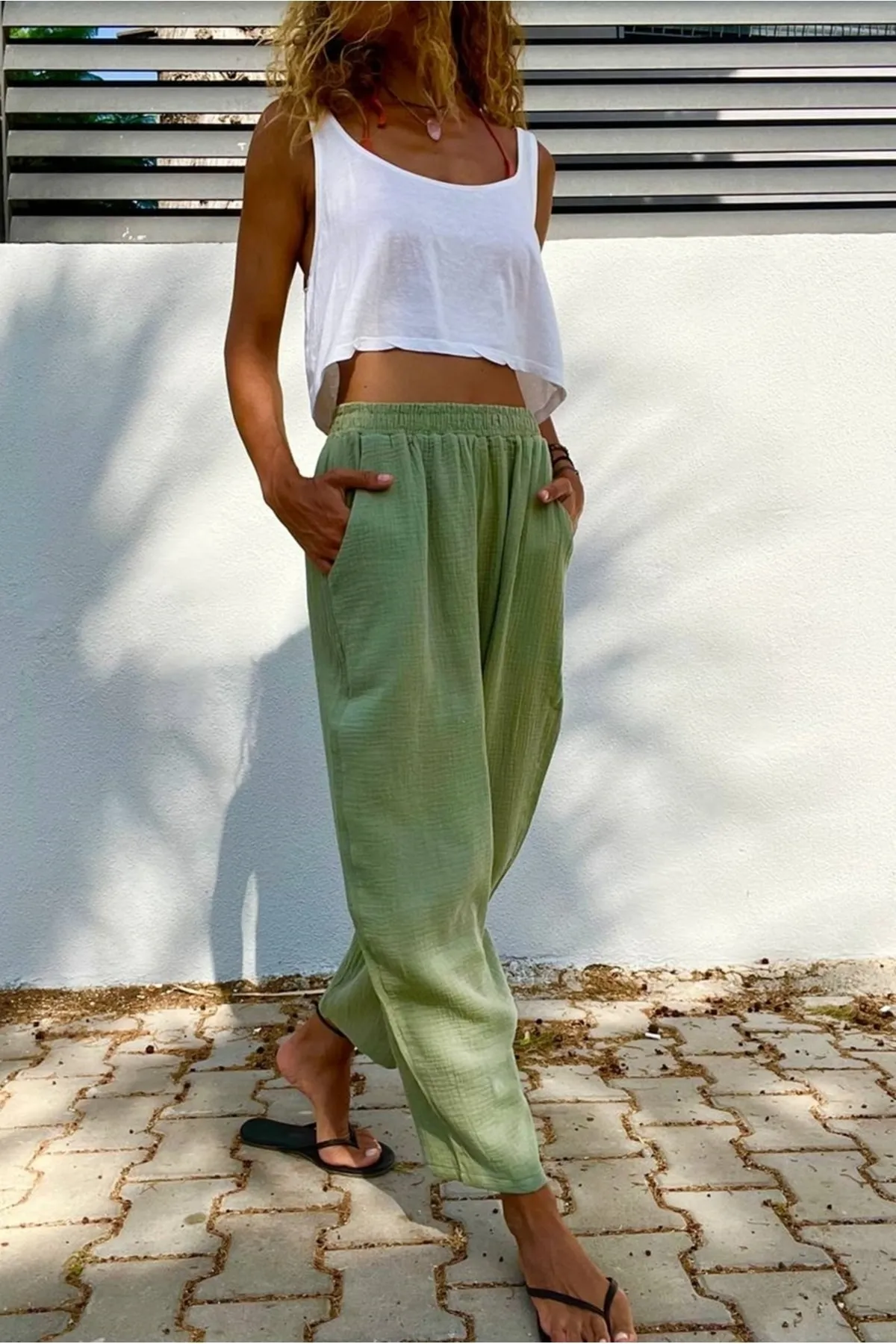 Güneşkızı  Khakifarbene Musselin-Hose mit elastischer Taille und Tasche für Damen Bst3416