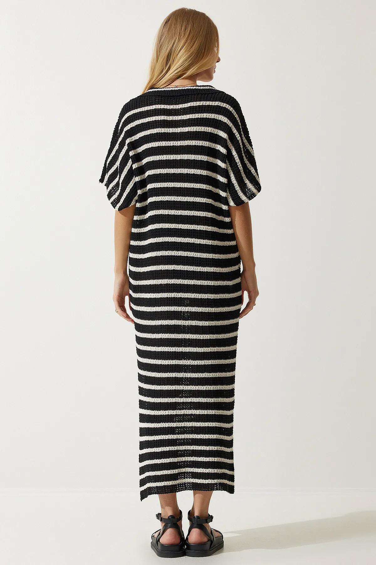 Happiness İstanbul  Schwarzes, gestreiftes, saisonales Strickkleid mit tiefem V-Ausschnitt für Damen YU00011