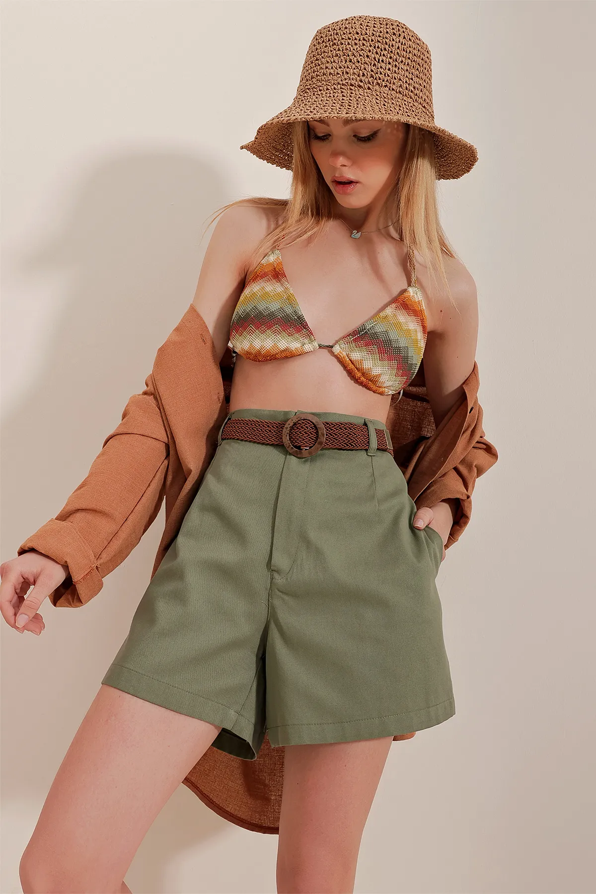 Trend Alaçatı Stili  Khakifarbene Shorts aus Gabardine mit Strohstrick und Gürtel für Damen ALC-X10271