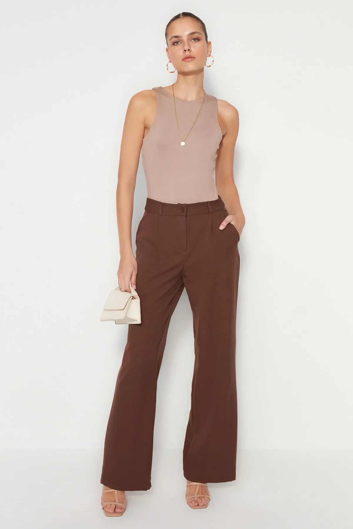 Trendyol Collection  Dunkelbraune, gewebte Hose mit hoher Taille und weitem Bein/Plissee mit weitem Bein TWOAW21PL0076