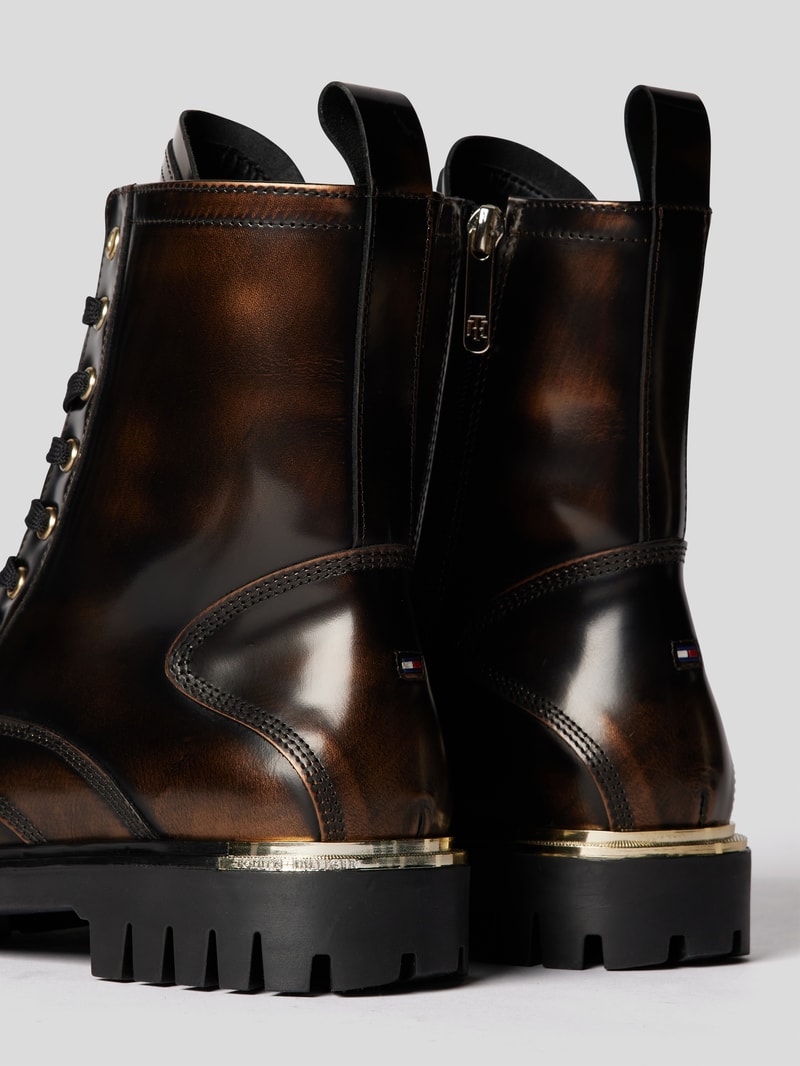 Boots aus Leder mit kontrastiven Details in gold