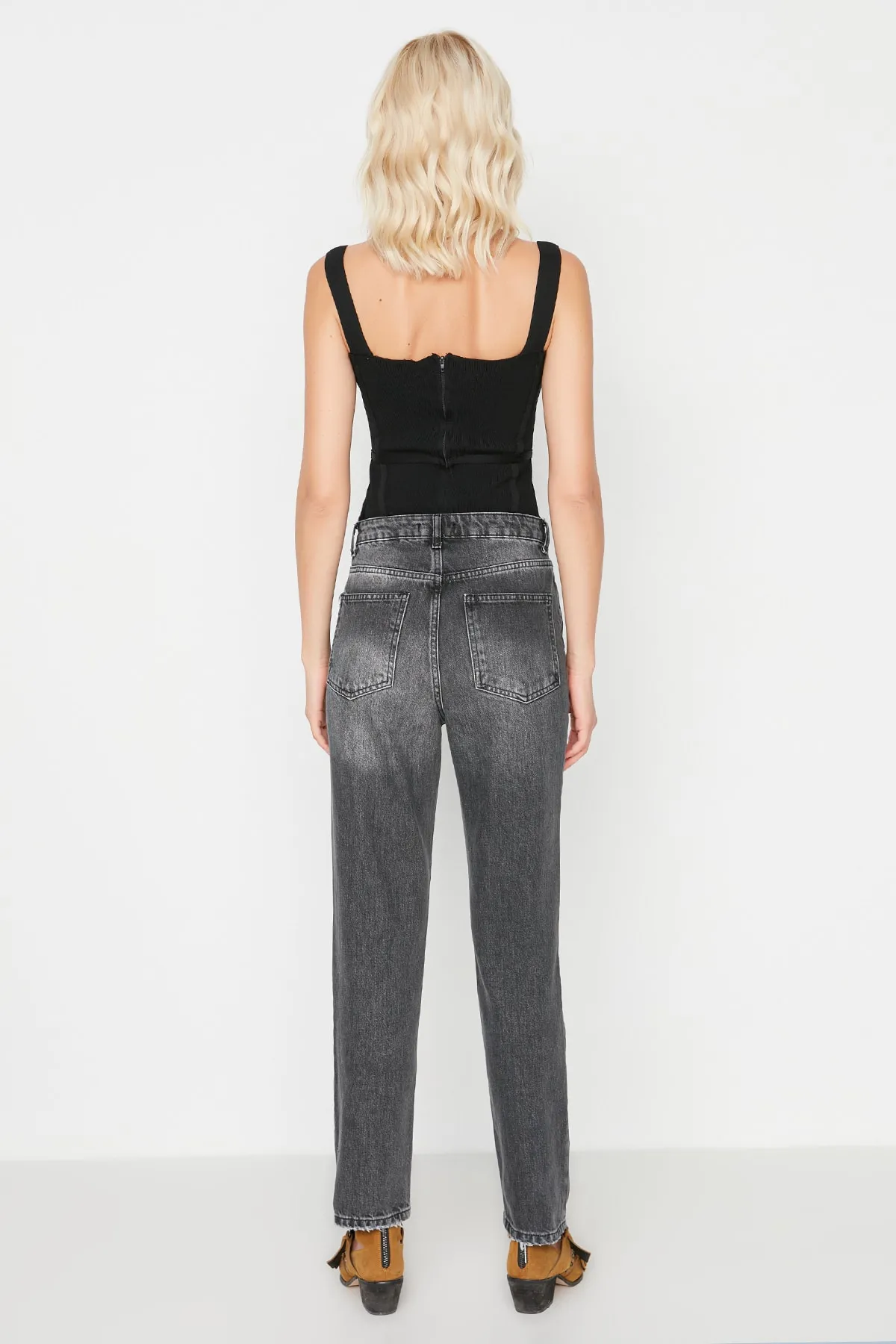 Trendyol Collection  Anthrazitfarbene Bootcut-Jeans mit hoher Taille TWOSS21JE0035