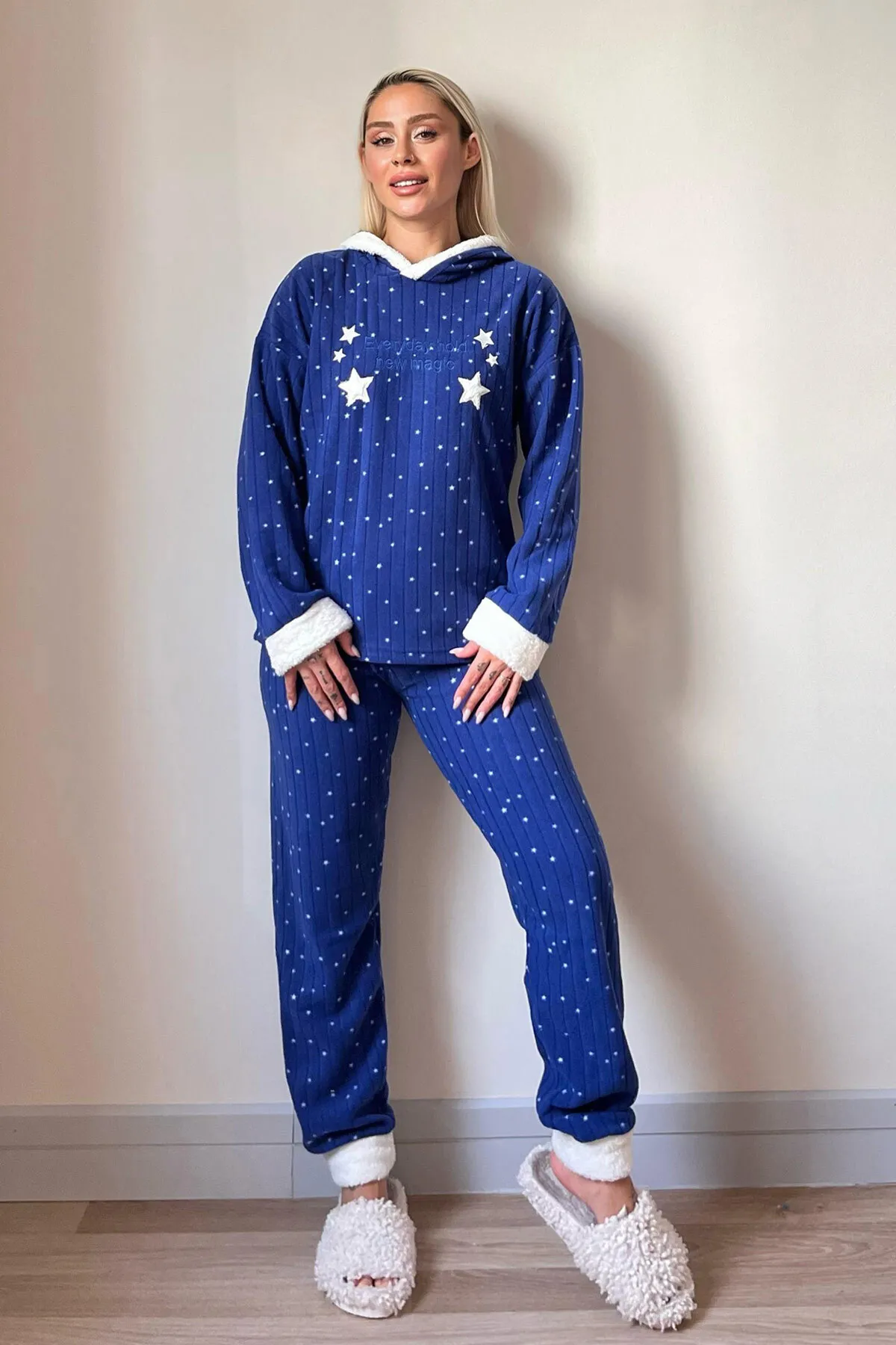 Pijamaevi  Marineblauer Everyday Magic gemusterter Plüsch-Fleece-Pyjama mit Kapuze
