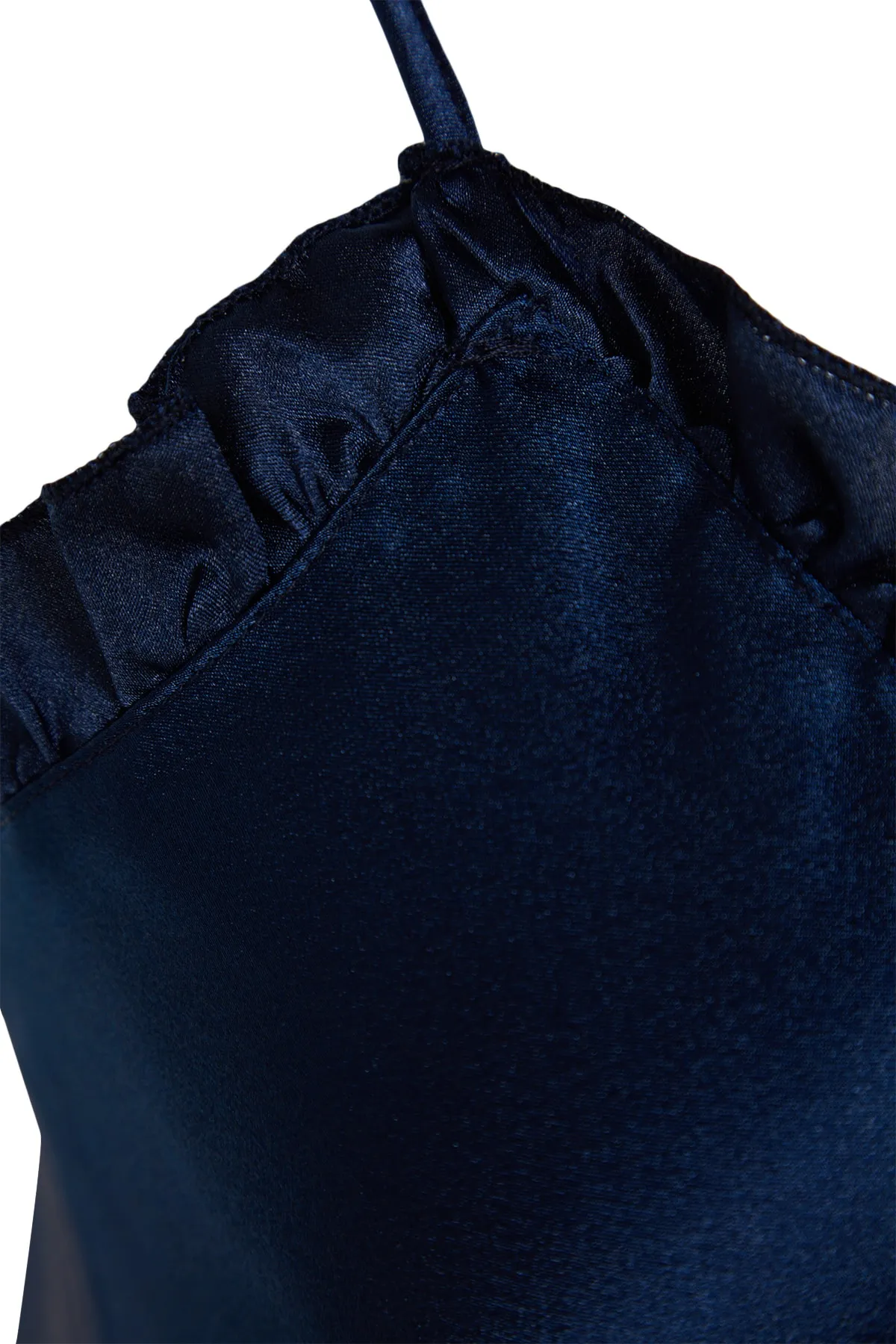 Trendyol Collection  Marineblaues Pyjama-Set aus gewebtem Satin mit Rüschen und Seilträgern THMSS22PT0274