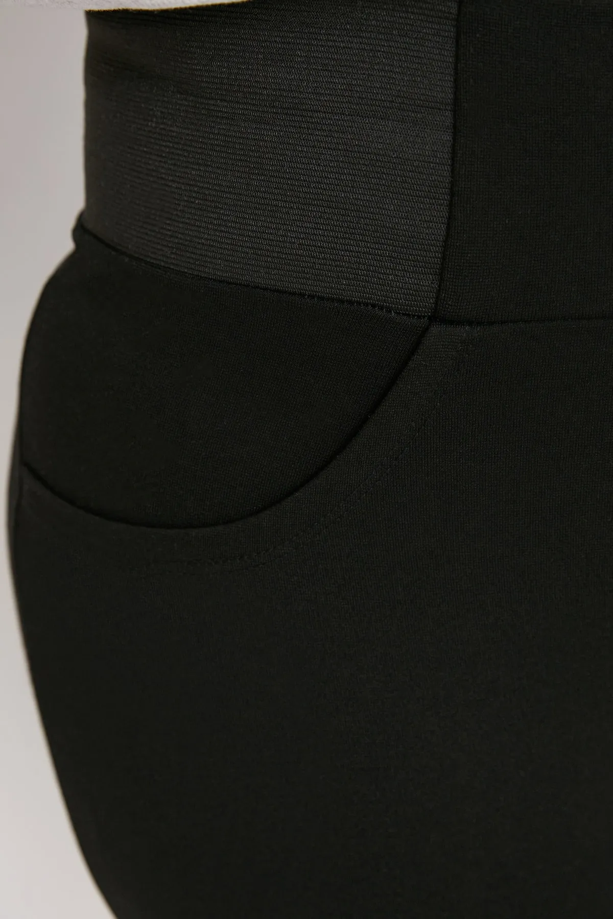 Trendyol Curve  Schwarze Skinny-Strickhose mit elastischem Bund TBBAW23AR00023