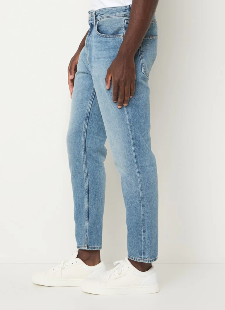 Calvin Klein slim fit cropped jeans med medium vask og sidelommer