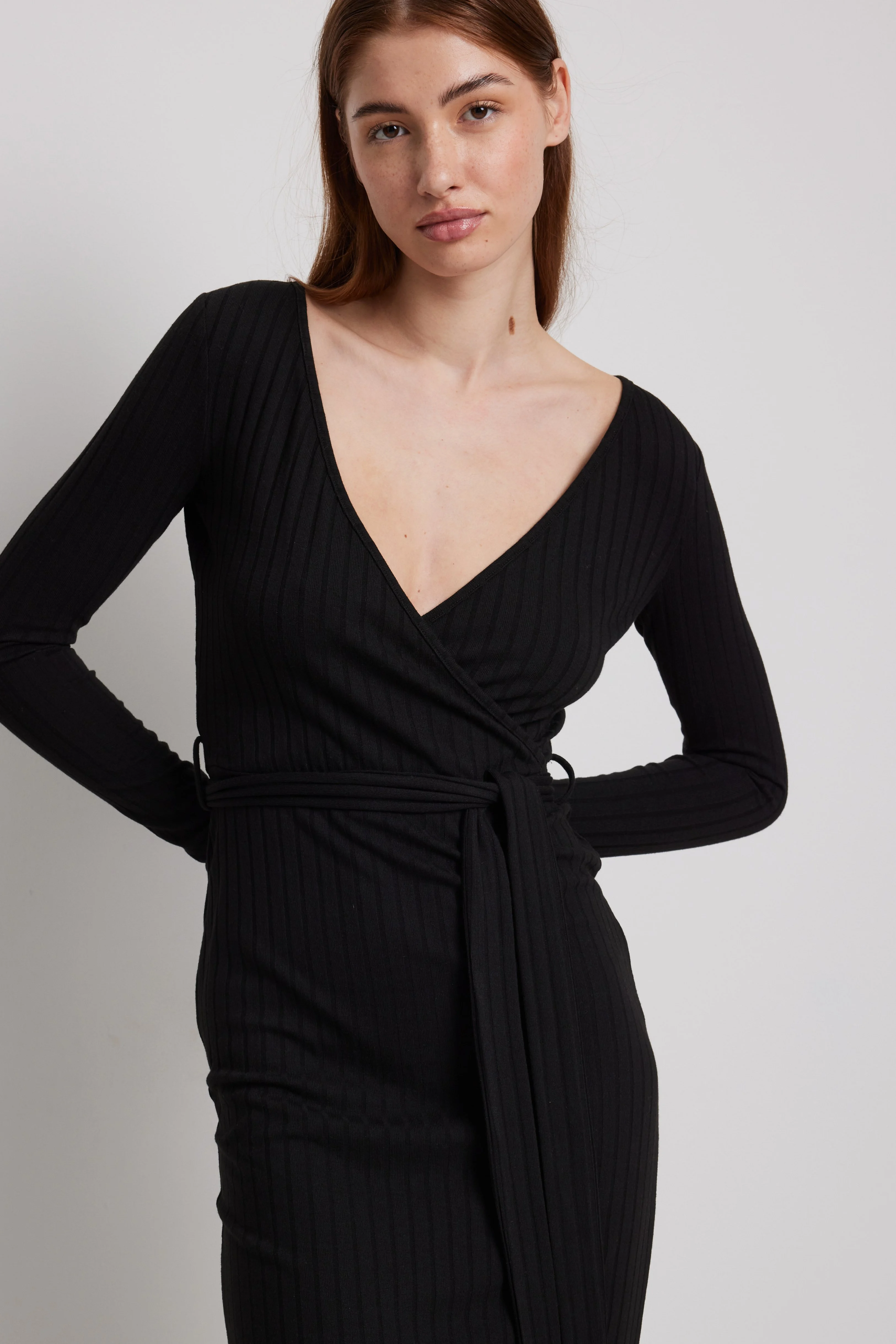 Geripptes Midikleid mit Wickelgürtel