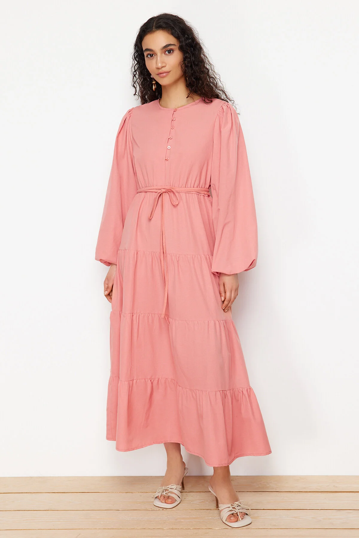 Trendyol Modest  Detailgetreues gewebtes Kleid mit getrockneten Rosenknöpfen und Taillenband TCTSS24EB00163