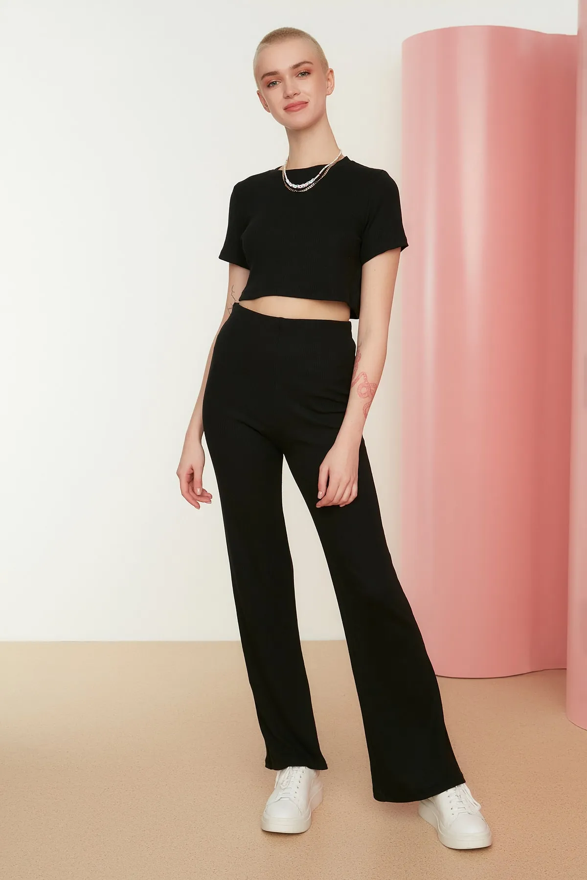 Trendyol Collection  Schwarzes, kurzes Set aus gerippter, dehnbarer Strickbluse und Hose mit Rundhalsausschnitt, Oberteil und Unterteil TWOSS21AU0160