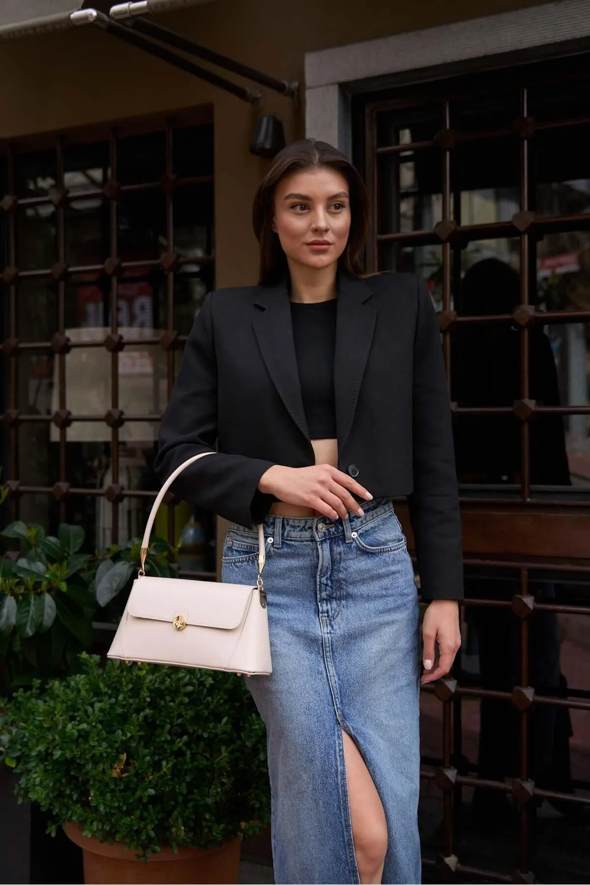 Madamra  Cremefarbene Umhängetasche für Damen im Retro-Leder-Look mit Frontdeckel
