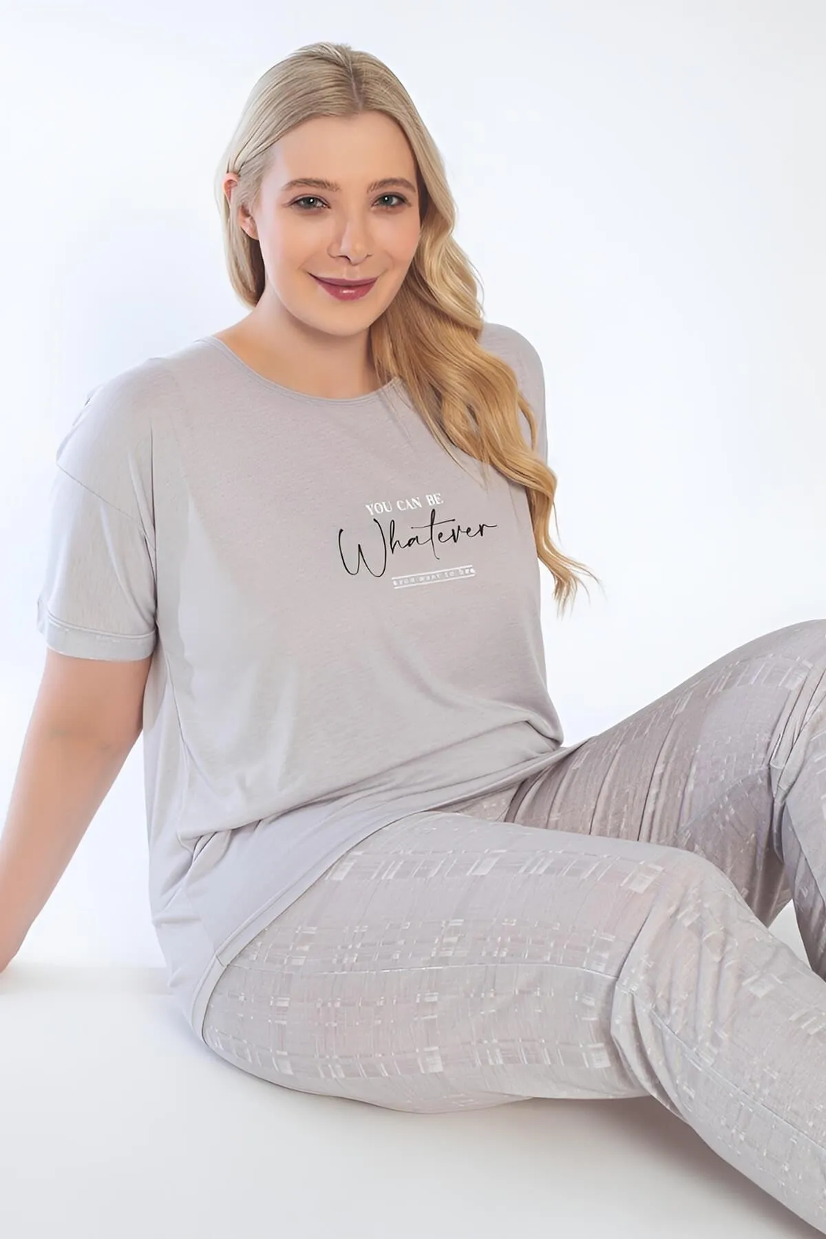 Pijamaevi  Graues, kurzärmliges, übergroßes Pyjama-Set mit „Whatever“-Print