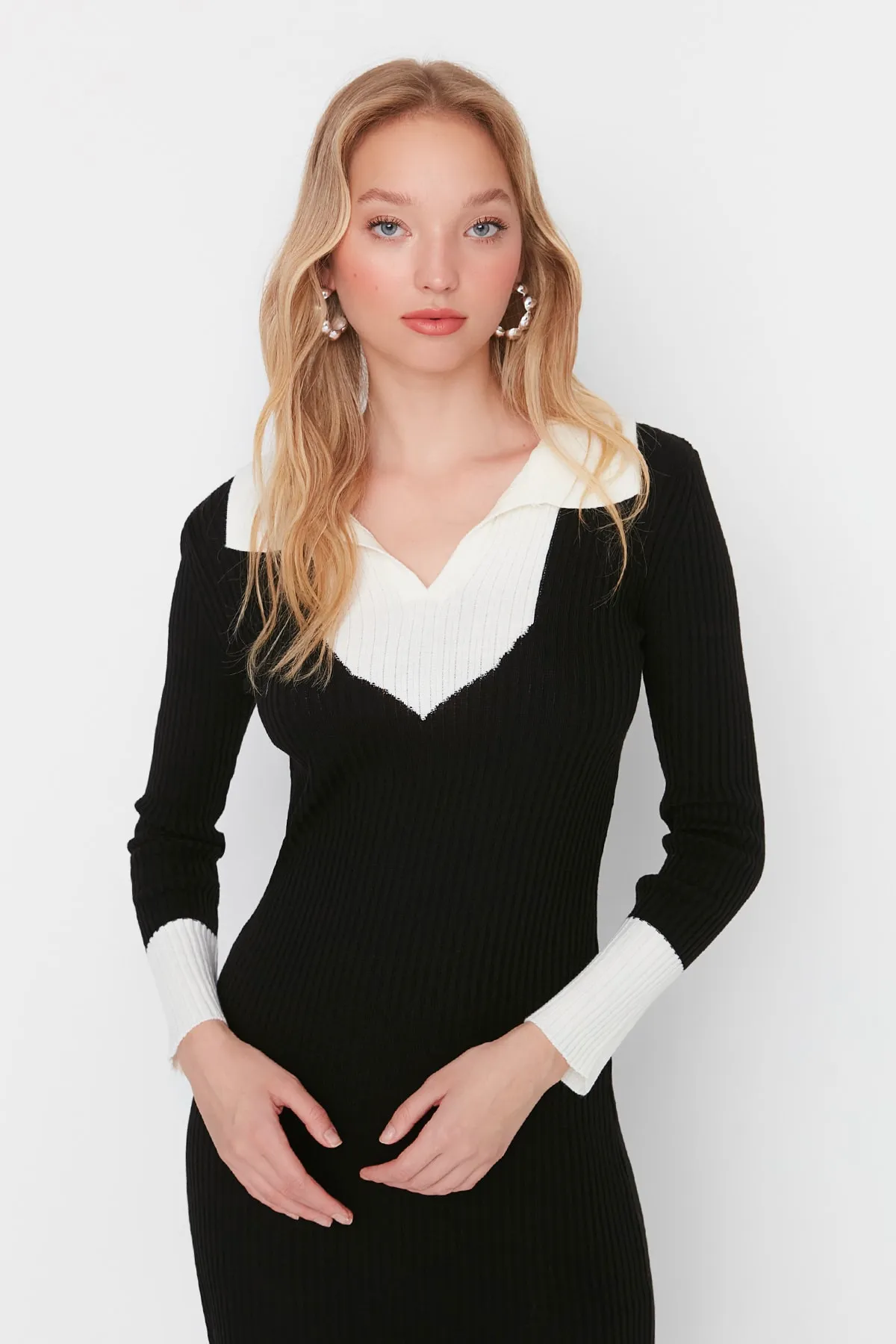 Trendyol Collection  Schwarzes Midi-Strickkleid mit Farbblockmuster TWOAW23EL00024
