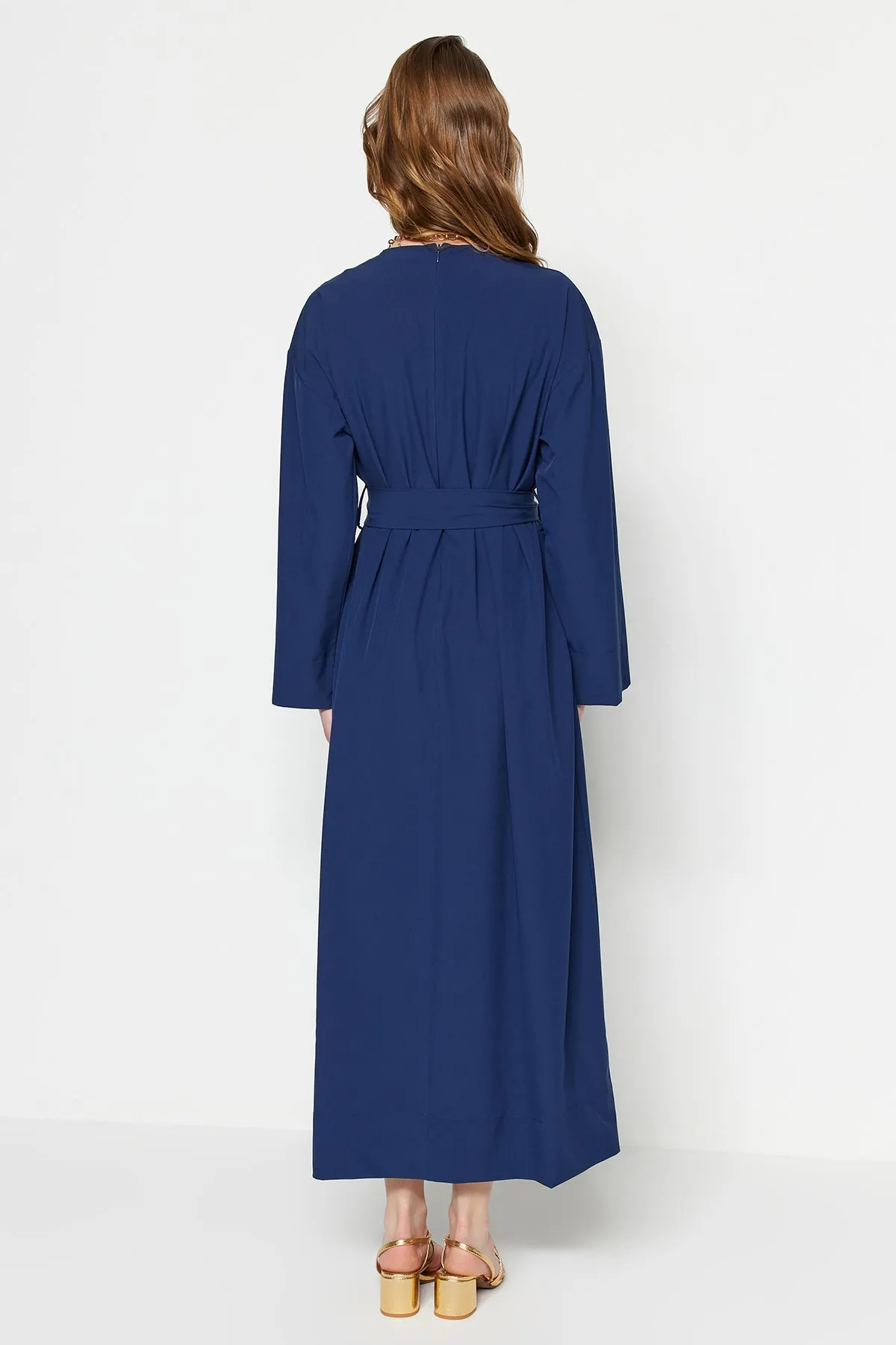 Trendyol Modest  Marineblaues, gewebtes Kleid aus Fallschirmstoff mit Taillengürtel und weiter Passform TCTSS23EB00251