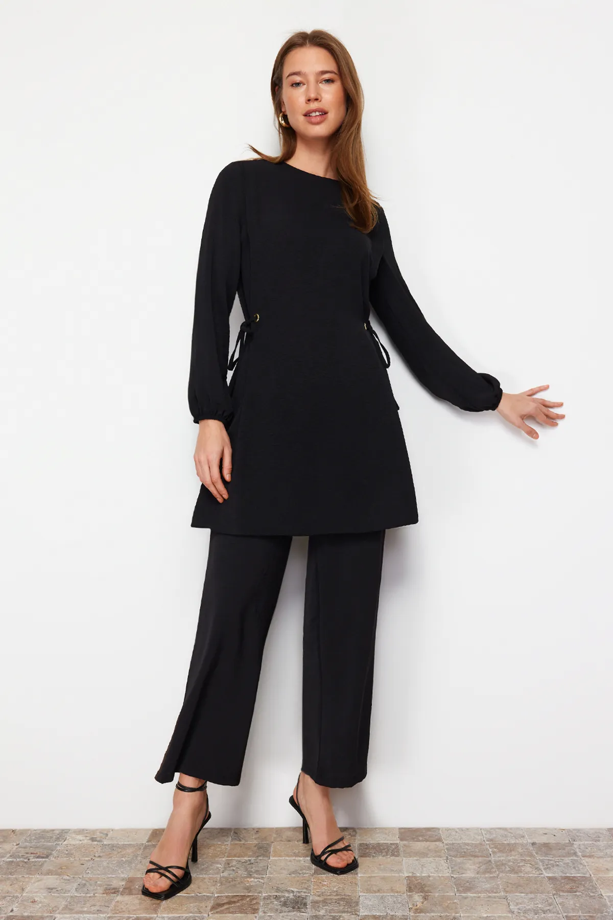 Trendyol Modest  Schwarzes Aerobin Tunika-Hosen-Set mit Ösen und Krawattendetails TCTAW22US0092