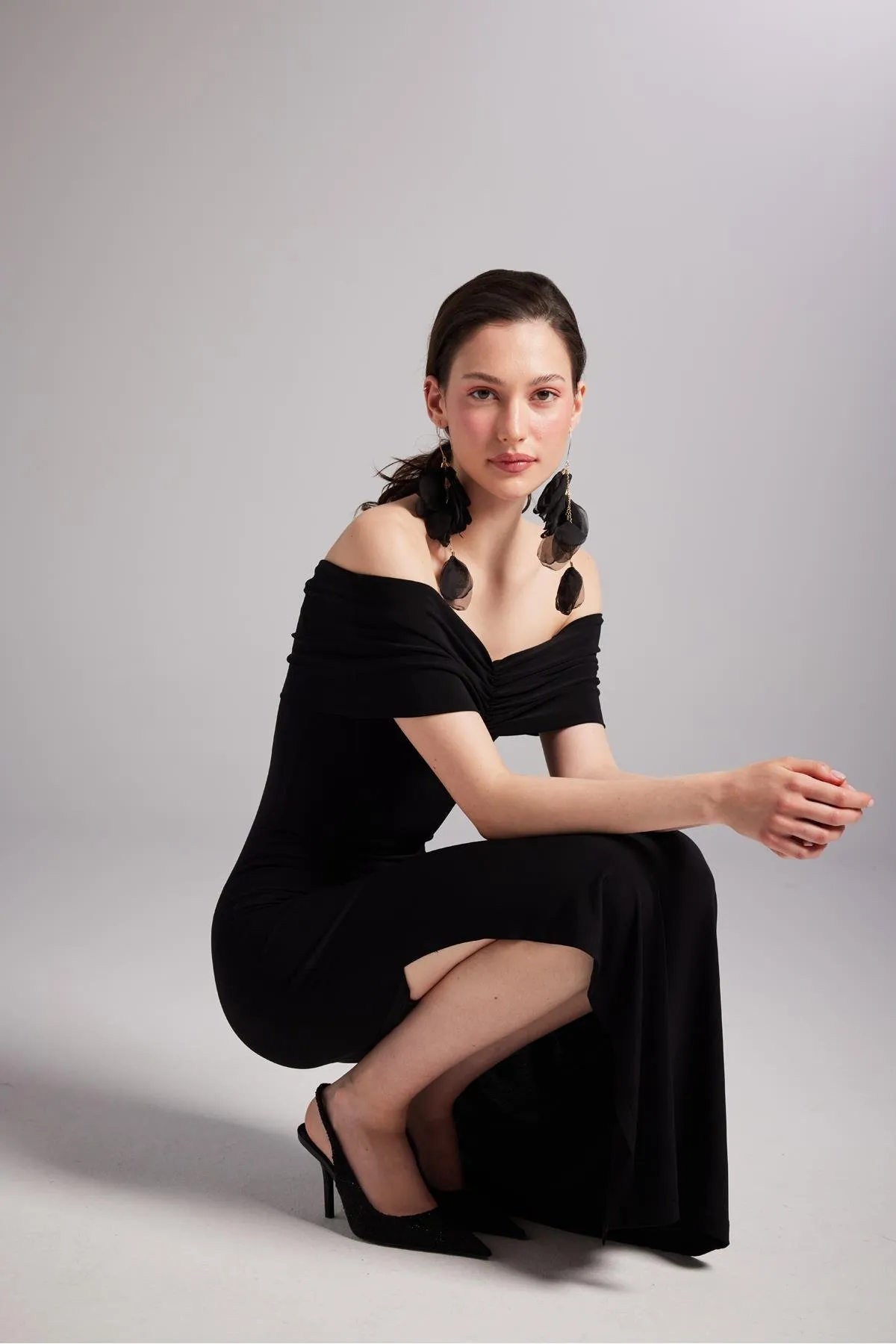 HOLLY LOLLY  Langes lilafarbenes Kleid mit Madonna-Kragen und Schlitz in Schwarz
