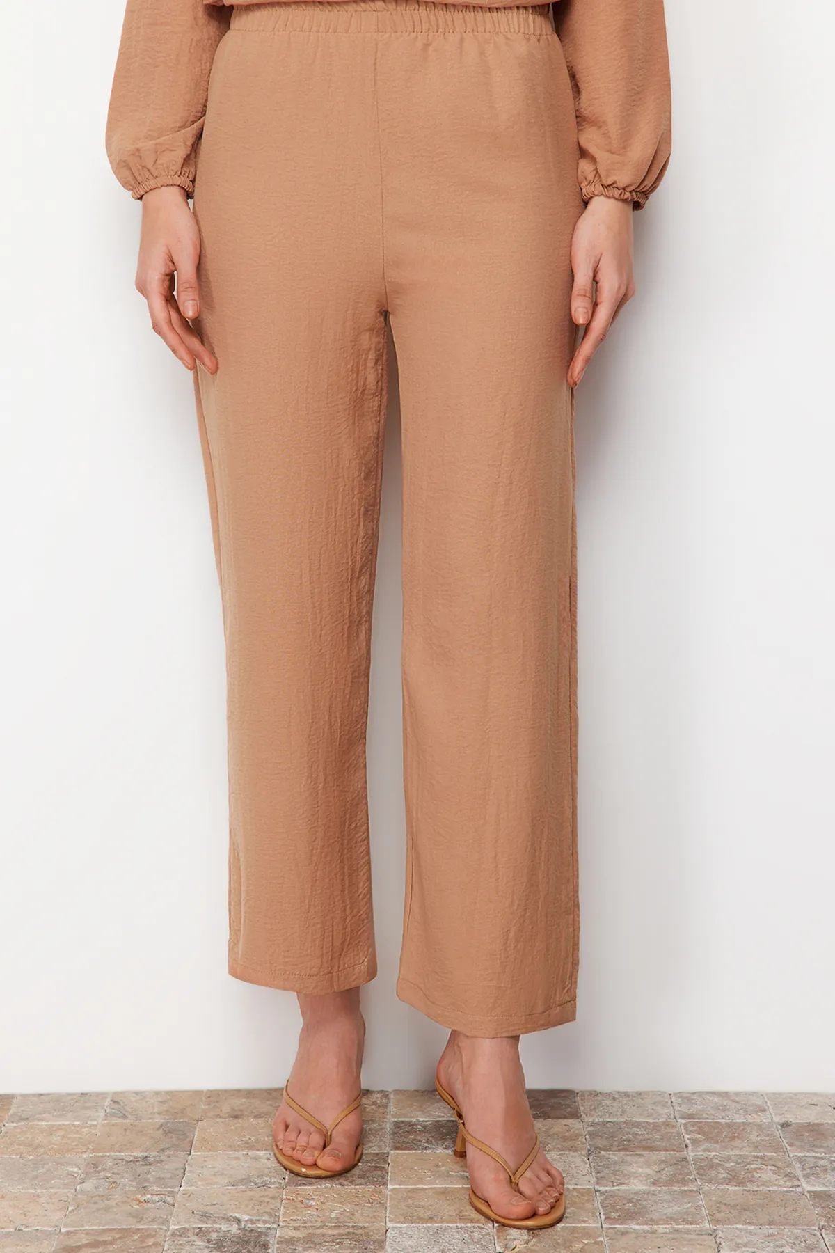 Trendyol Modest  Kamelfarbenes Aerobin Tunika-Hosen-Set mit Ösenbindung TCTAW22US0092