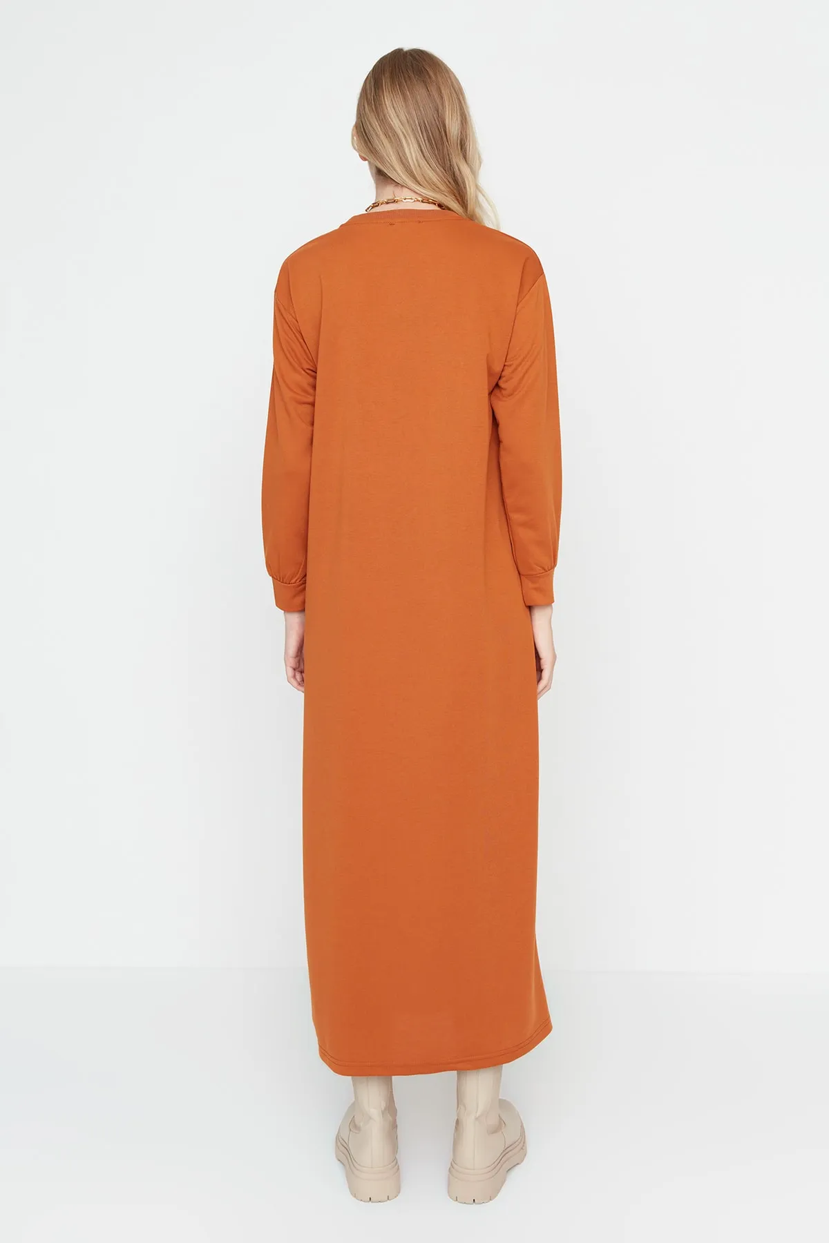 Trendyol Modest  Gestricktes Kleid mit geknöpftem Kachelsaum TCTAW23EB00214