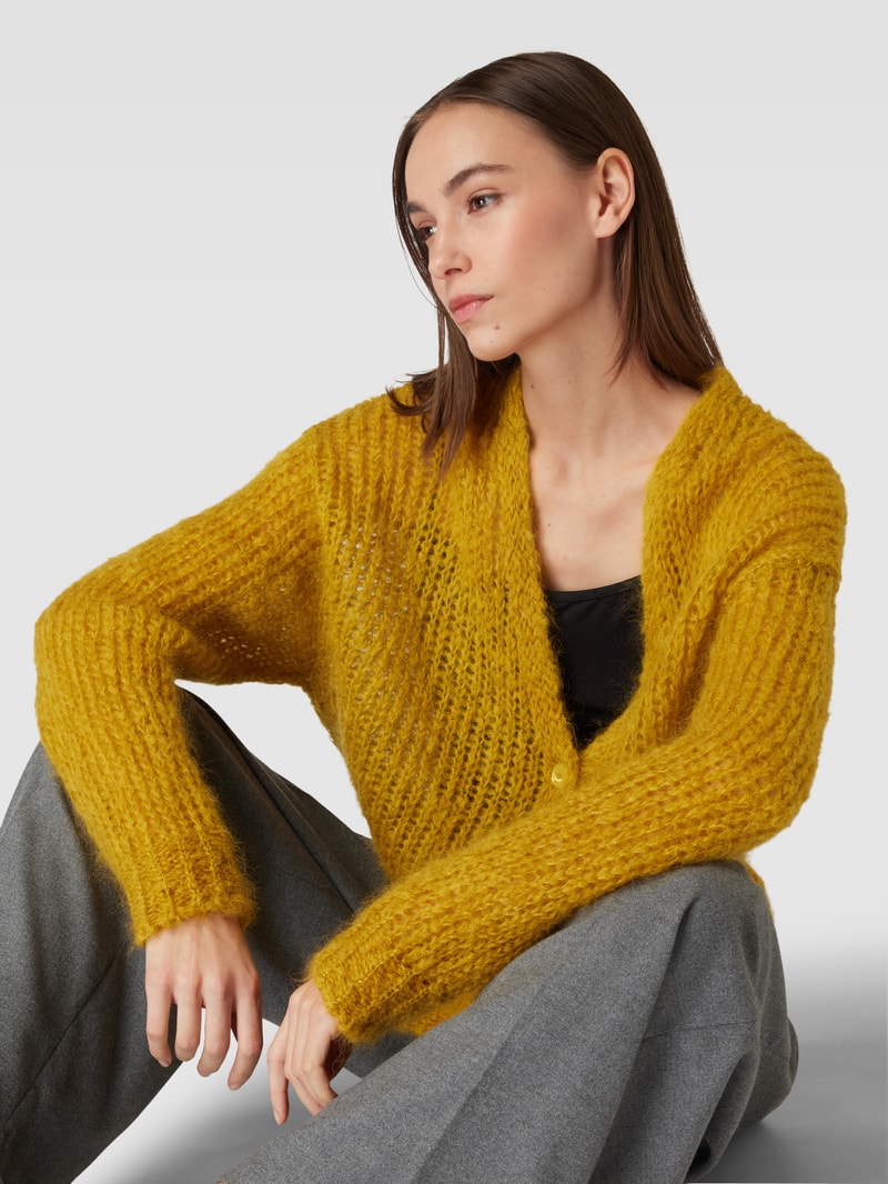 Strickjacke mit abgerundetem V-Ausschnitt Modell 'GERARDA' in senfgelb