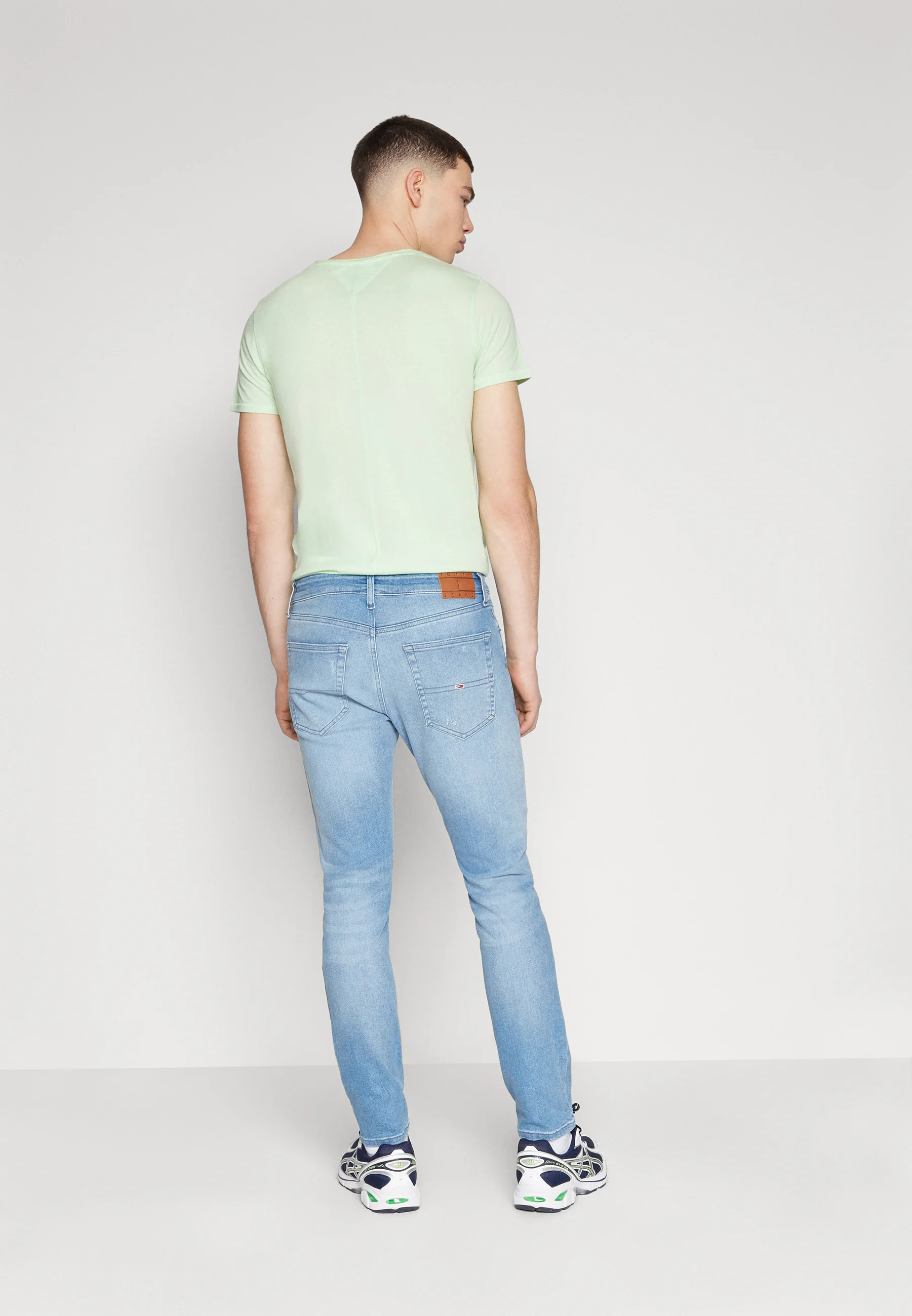 Tommy Jeans AUSTIN SLIM TAPERED - Vaqueros de corte cónico