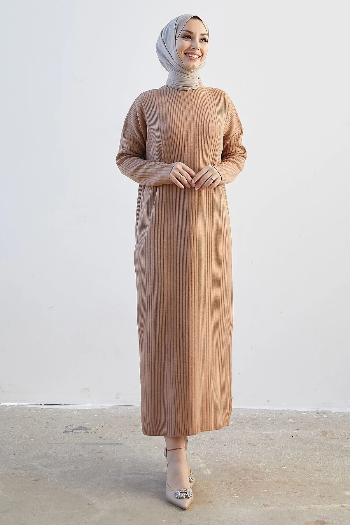InStyle  Langes Strickkleid mit Rollkragen von Arissa – Kamel